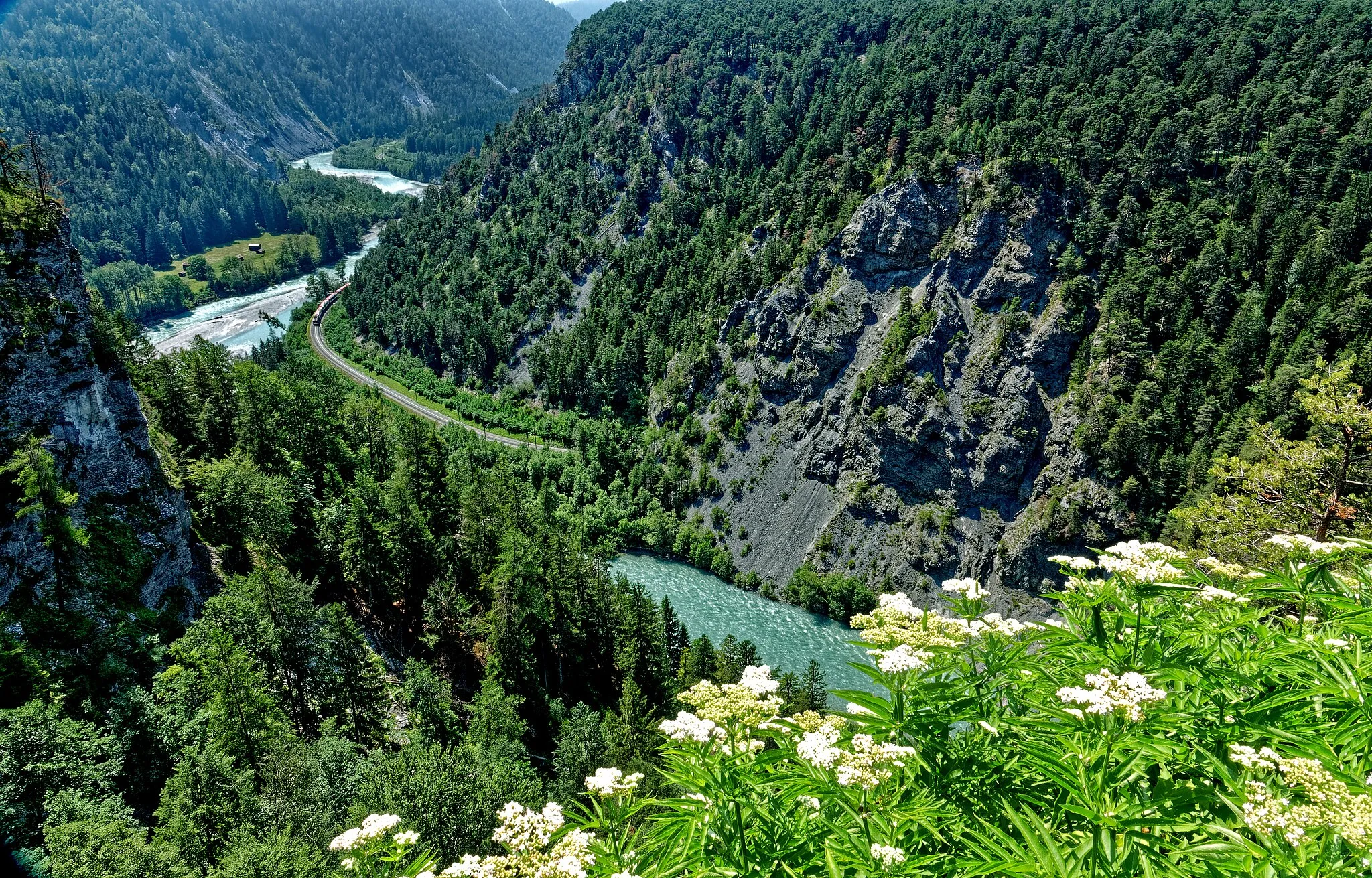 Photo showing: The Rhine Gorge in Graubünden.