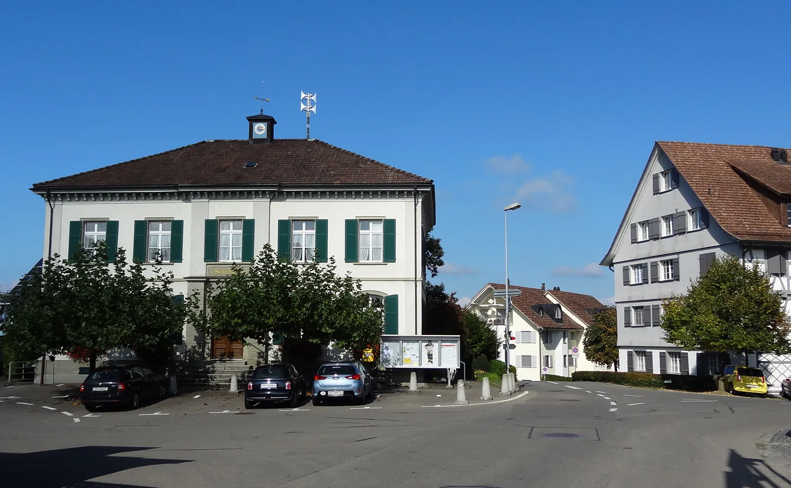 Photo showing: Village square of Salenstein, Switzerland, with former school house.