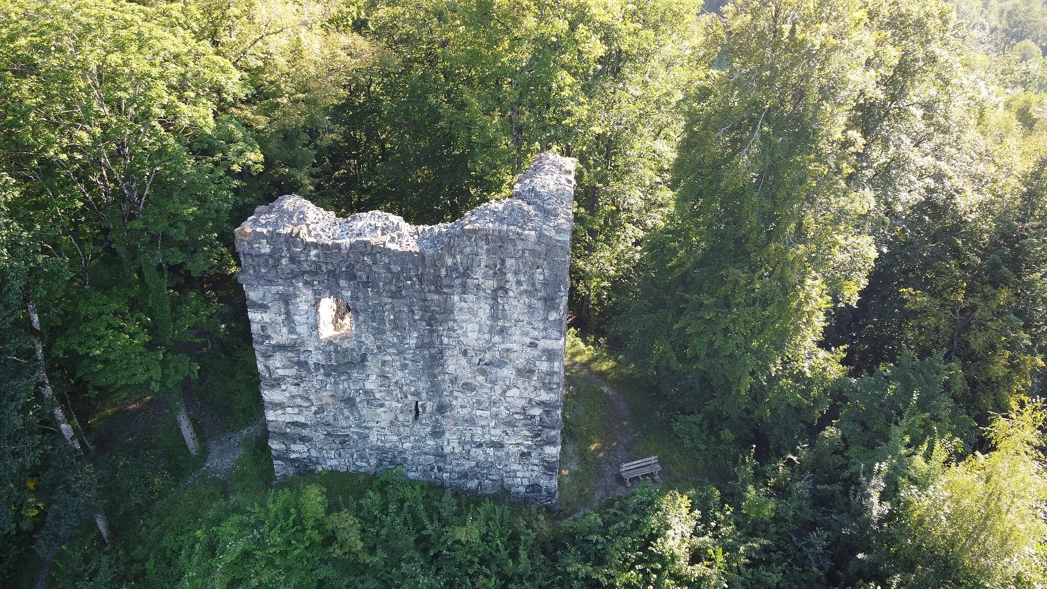 Photo showing: Castle Ramschwag, also called "Welsch-Ramschwag", is the ruin of a castle near Nenzing in Vorarlberg (Austria), which built 1270 to 1290 and 1405 was destroyed.