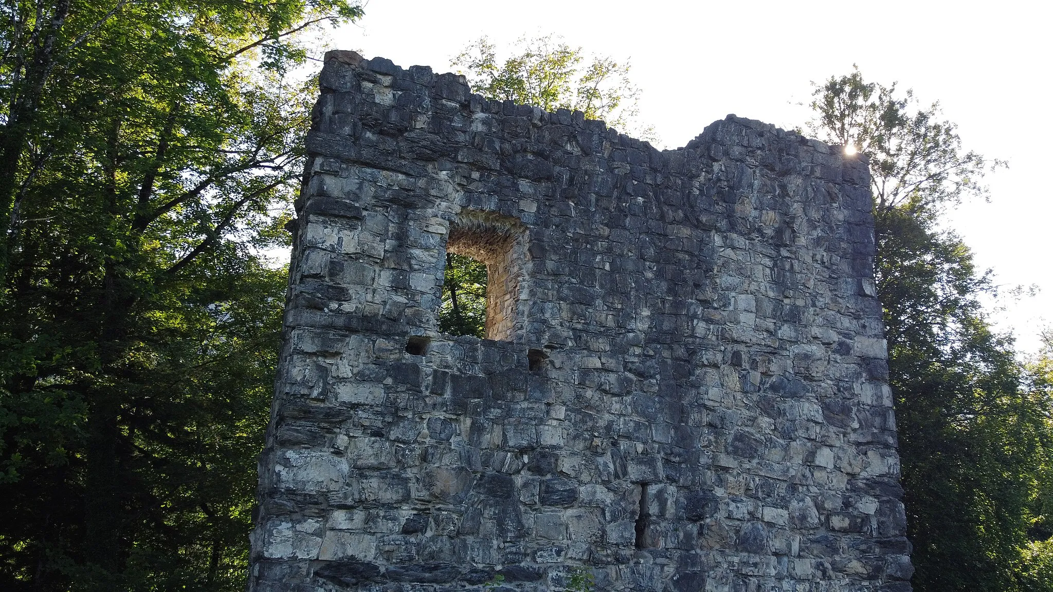 Photo showing: Castle Ramschwag, also called "Welsch-Ramschwag", is the ruin of a castle near Nenzing in Vorarlberg (Austria), which built 1270 to 1290 and 1405 was destroyed.