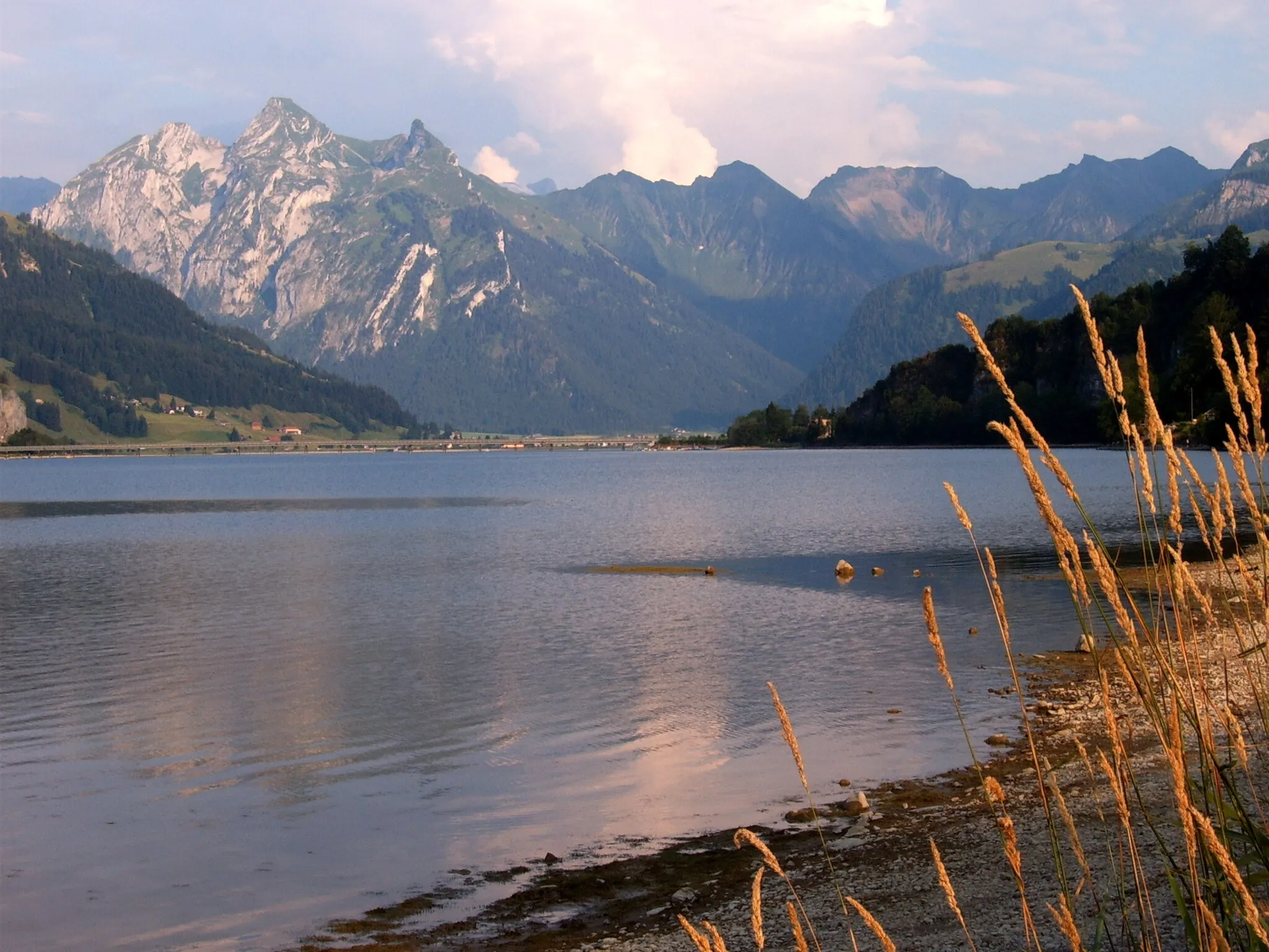 Photo showing: Sihlsee with Steinbach-Ruestel viaduct and Fluebrig, Canton of Schwyz, Switzerland