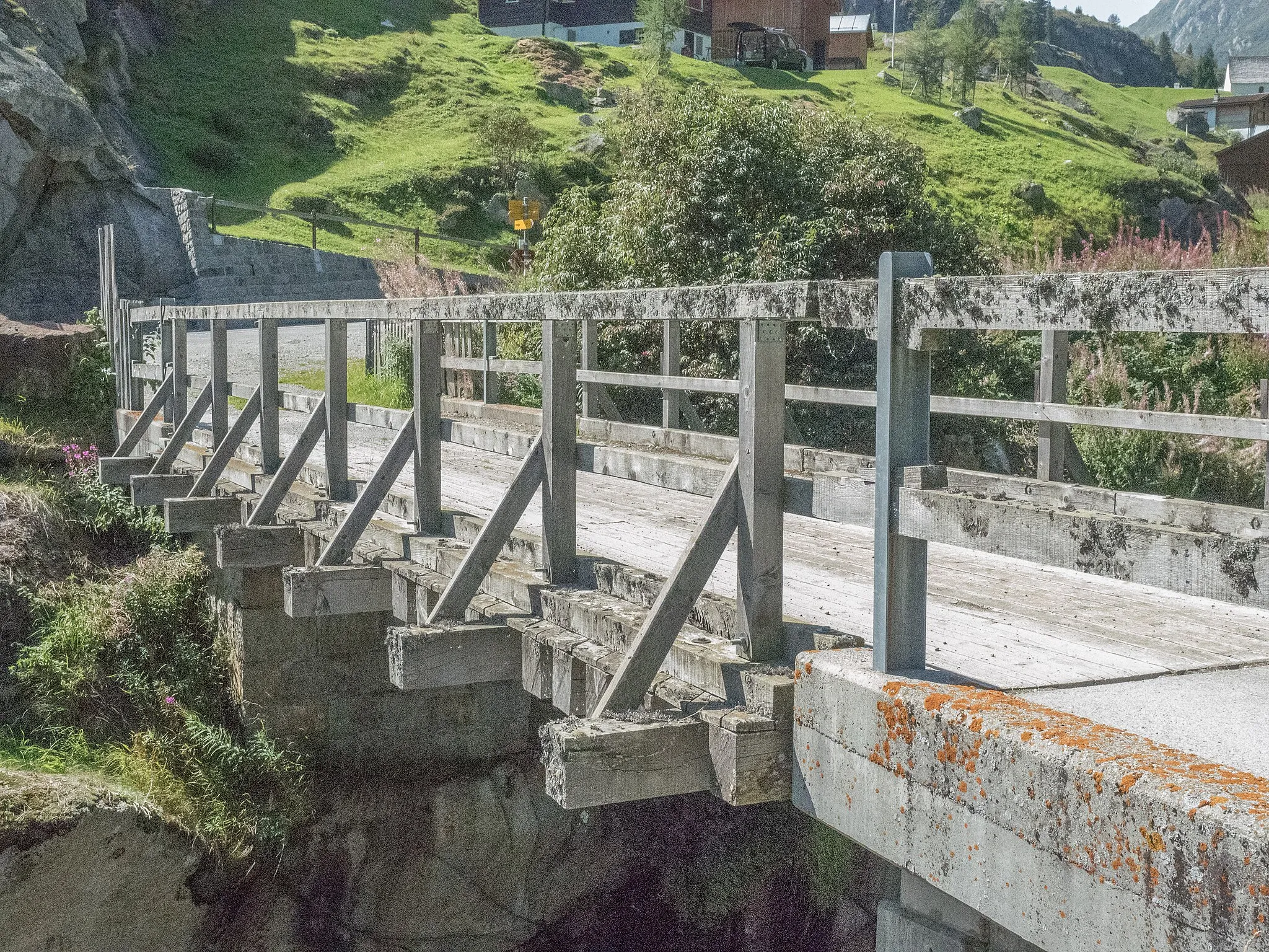 Photo showing: Road Bridge over the Medelser Rhein (Froda) River, Platta / Medel, Canton of Grisons, Switzerland