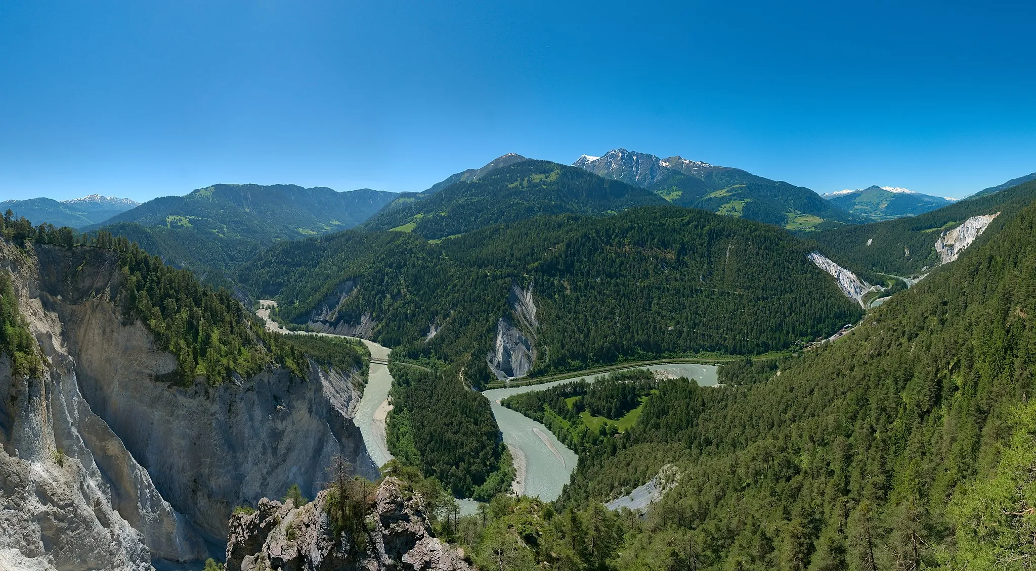 Photo showing: Panoramic view of the Ruinaulta gorge (of the river Rhine) from the viewing platform Il Spir.  This panorama is stitched from 23 individual frames in three rows.