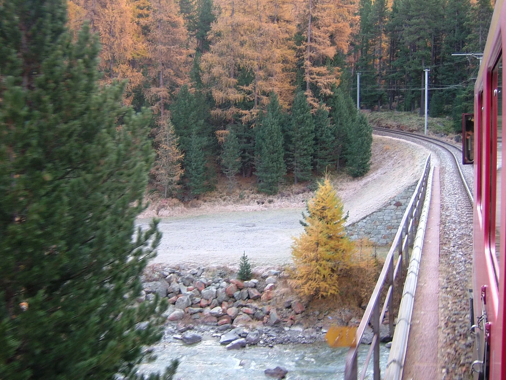 Photo showing: Bernina railway Southbound local train between Pontresina and Morteratsch ot the Ova da Roseg viaduct