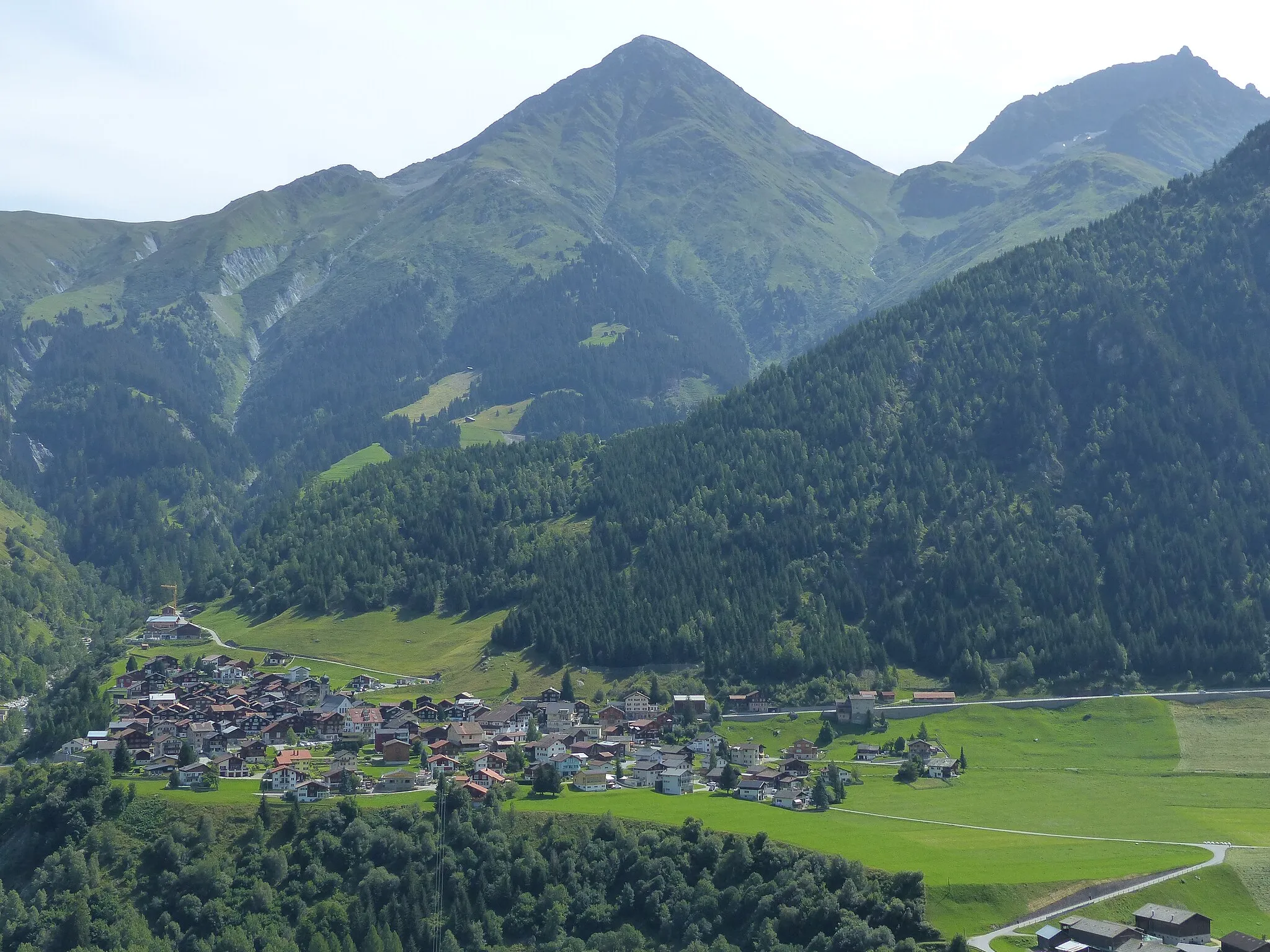 Photo showing: Blick von Mutschnengia auf Curaglia. Dahinter Piz Muraun (Mitte) und Piz Cazirauns (rechts)