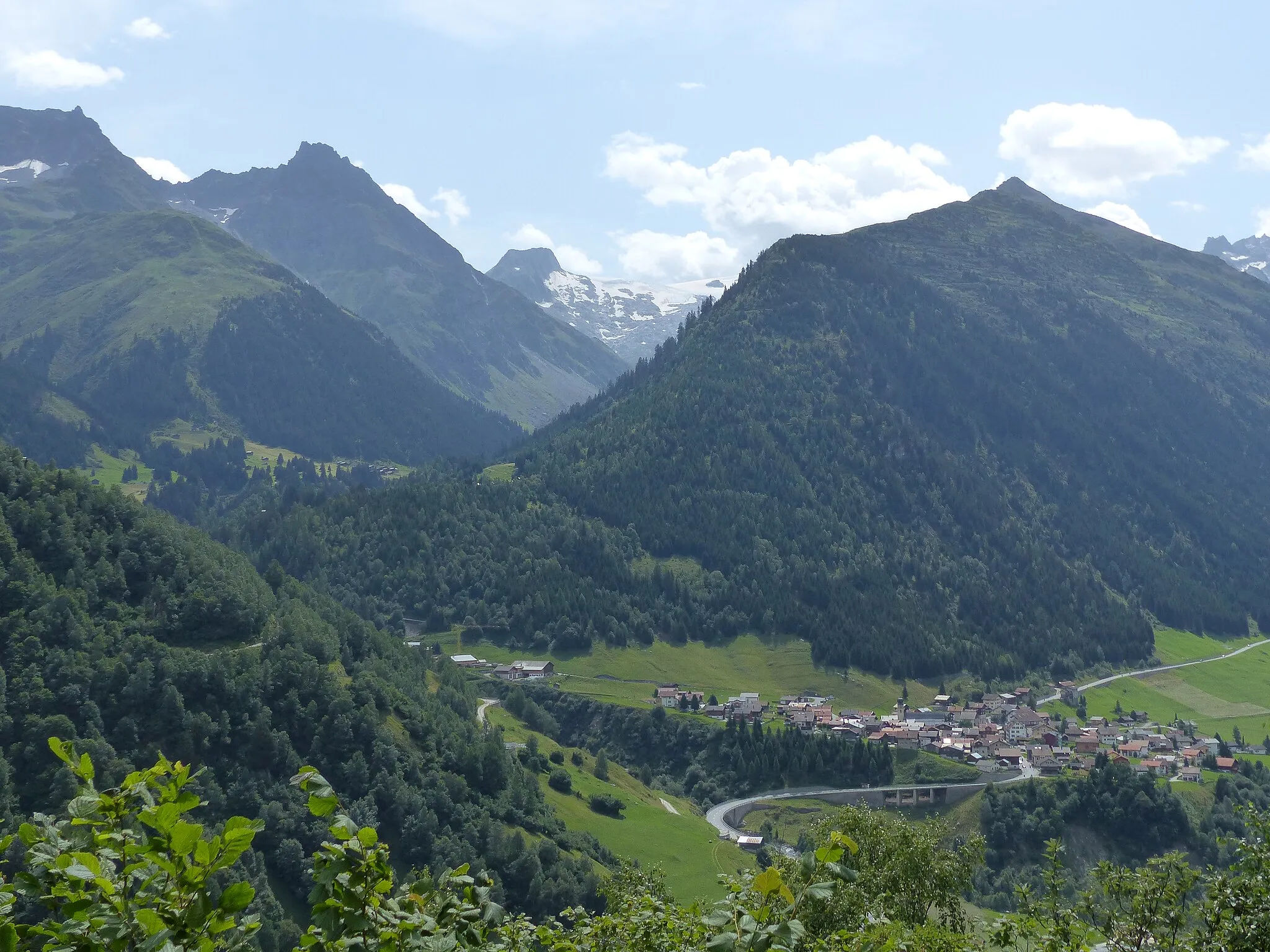 Photo showing: Curaglia mit Piz Cazirauns (linker Rand), Tuor Denter Corns ("Turm zwischen den Hörnern") und Piz Caschleglia. Hinten Glatscher da Medel