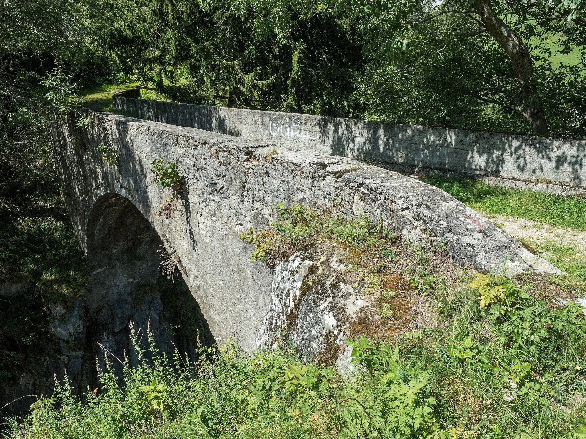 Photo showing: Pali Stone Arch Bridge over the Rein da Medel River, Curaglia / Medel, Grisons, Switzerland