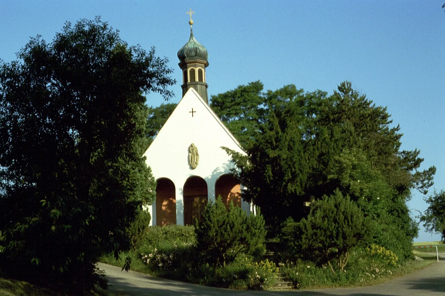 Photo showing: Die Bergkapelle in Erzingen, Klettgau (Gemeinde), Landkreis Waldshut, Baden-Württemberg. Sie wurde 1945 nach einem Gelübde der Bevölkerung errichtet, das sich auf die Abwendung einer Evakuierungsdrohung durch die französische Armee am Kriegsende 1945 bezogen hatte.