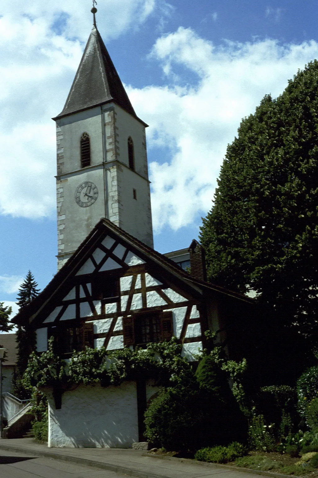 Photo showing: Katholische Kirche mit „Schnaksehüsli“ in Erzingen, Klettgau (Gemeinde), Landkreis Waldshut, Baden-Württemberg.