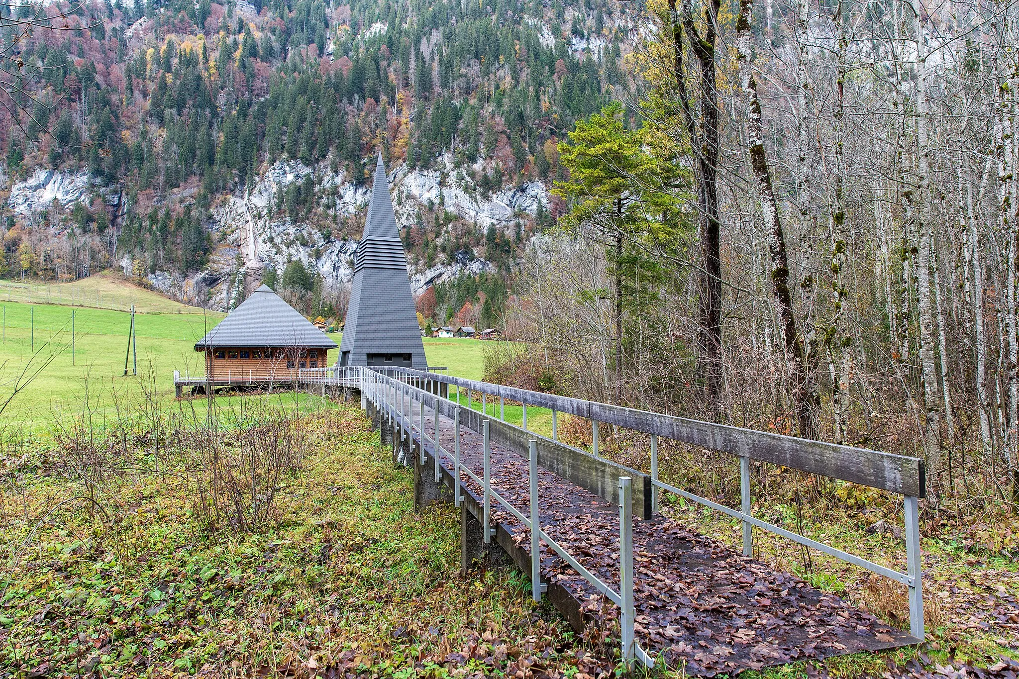 Photo showing: Mountain church in Klöntal, canton Glarus, Switzerland. Built 1966