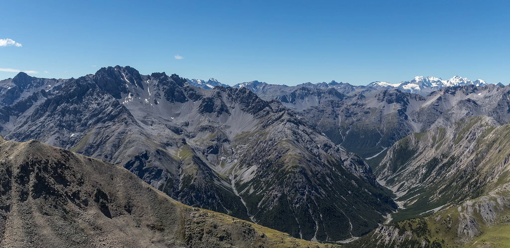 Photo showing: View of Piz Murtaröl (left) and the lower part of Val Mora, seen from Piz Daint; in the background the Bernina massif