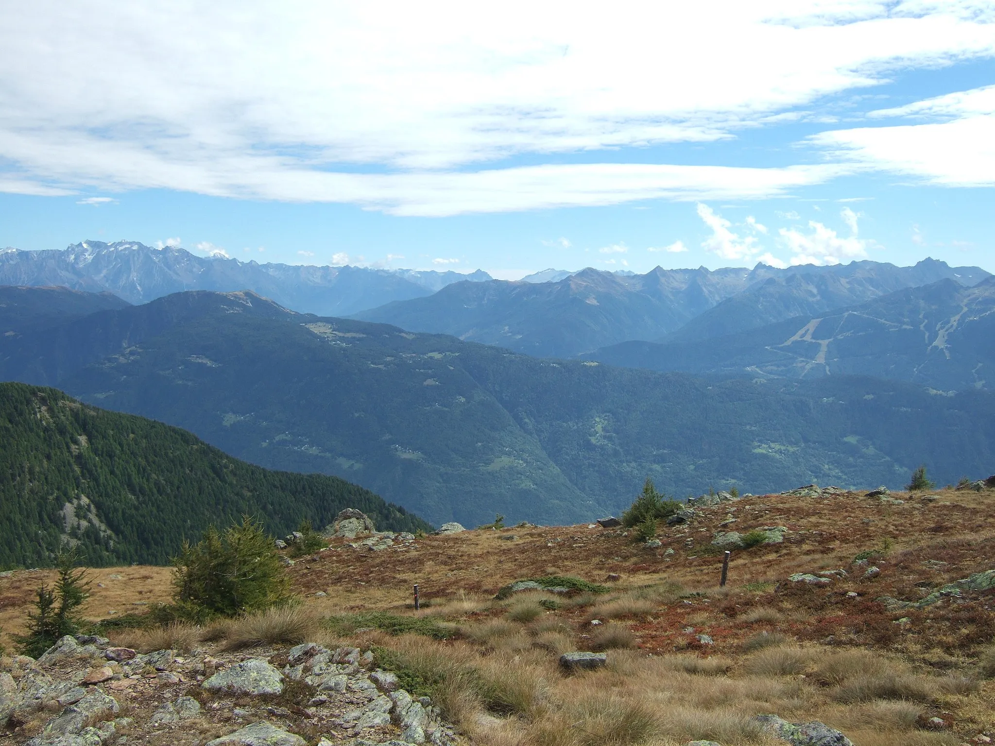 Photo showing: Blick von der Passhöhe des Col d'Anzana in Richtung Süden auf die Bergamasker Alpen