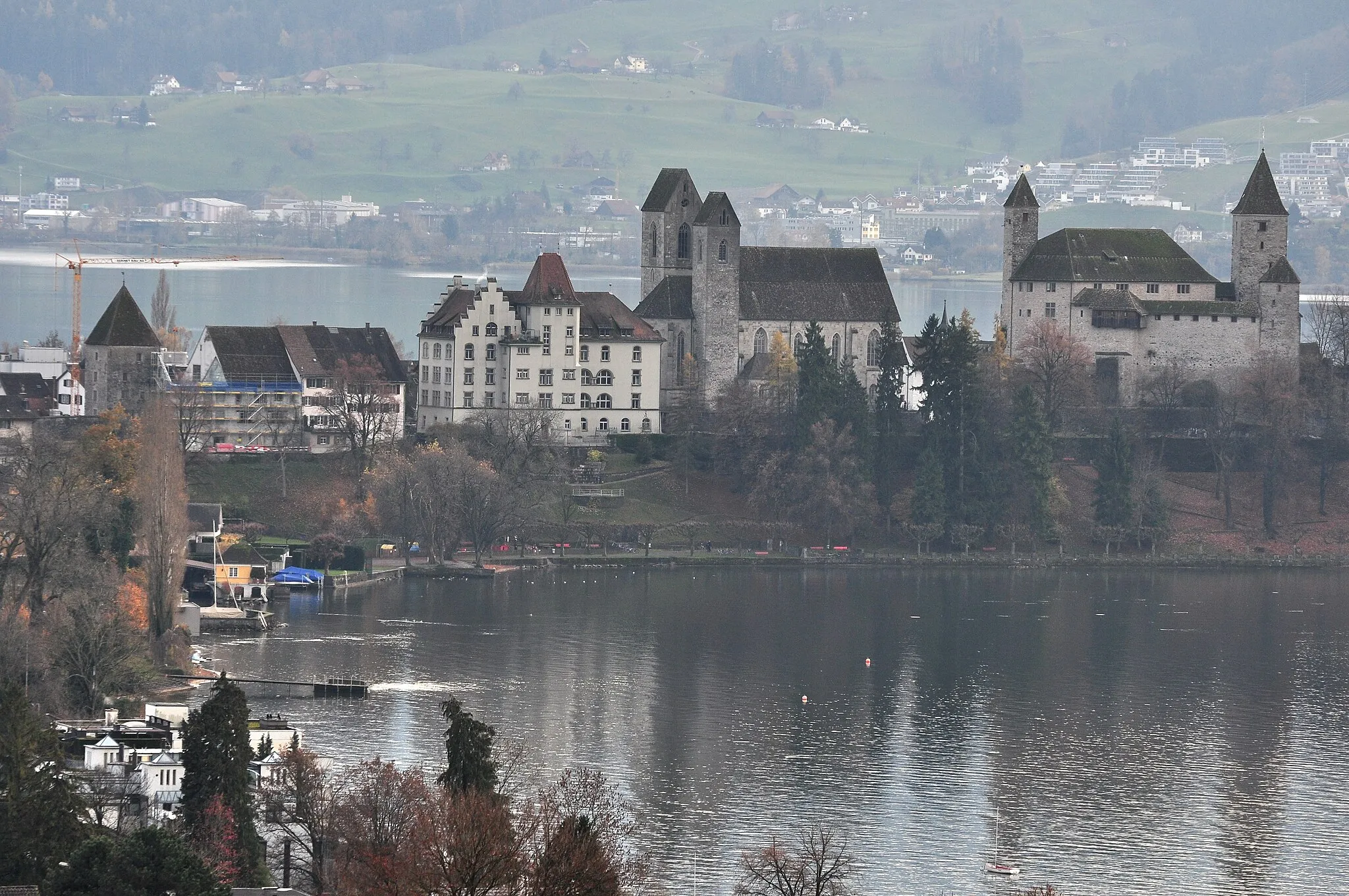 Photo showing: Kempratner Bucht (Bay of Kempraten) and Herrenberg in Rapperswil (Switzerland), i.e. Stadtmuseum, Stadtpfarrkirche St. Johann (St. John's Church), Liebfrauenkapelle and Schloss Rapperswil, as seen from Kempraten-Lenggis (Switzerland); Obersee (upper Lake Zürich) in the background.