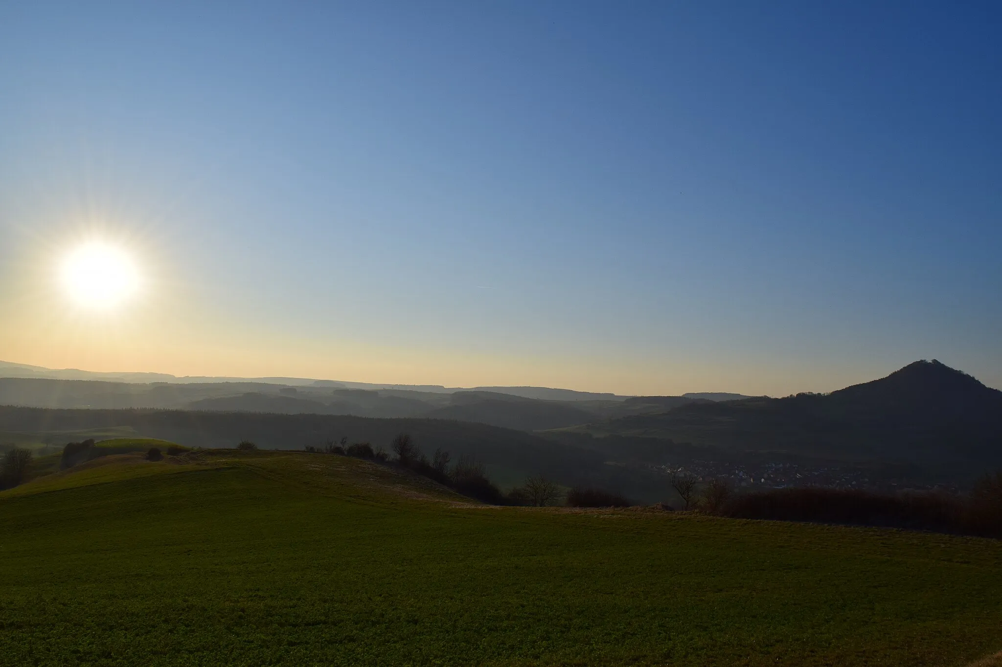 Photo showing: Ein Bild, geschossen vom Hexenbäumle mit der Aussicht auf den Hegau (LSG) und den Hohenhewen (NSG)