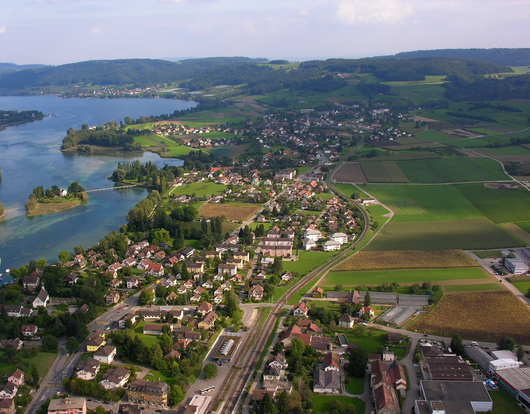 Photo showing: Switzerland, Canton of Schaffhausen, Thurgau

Aerial view of Stein am Rhein, Eschenz and Werd island
