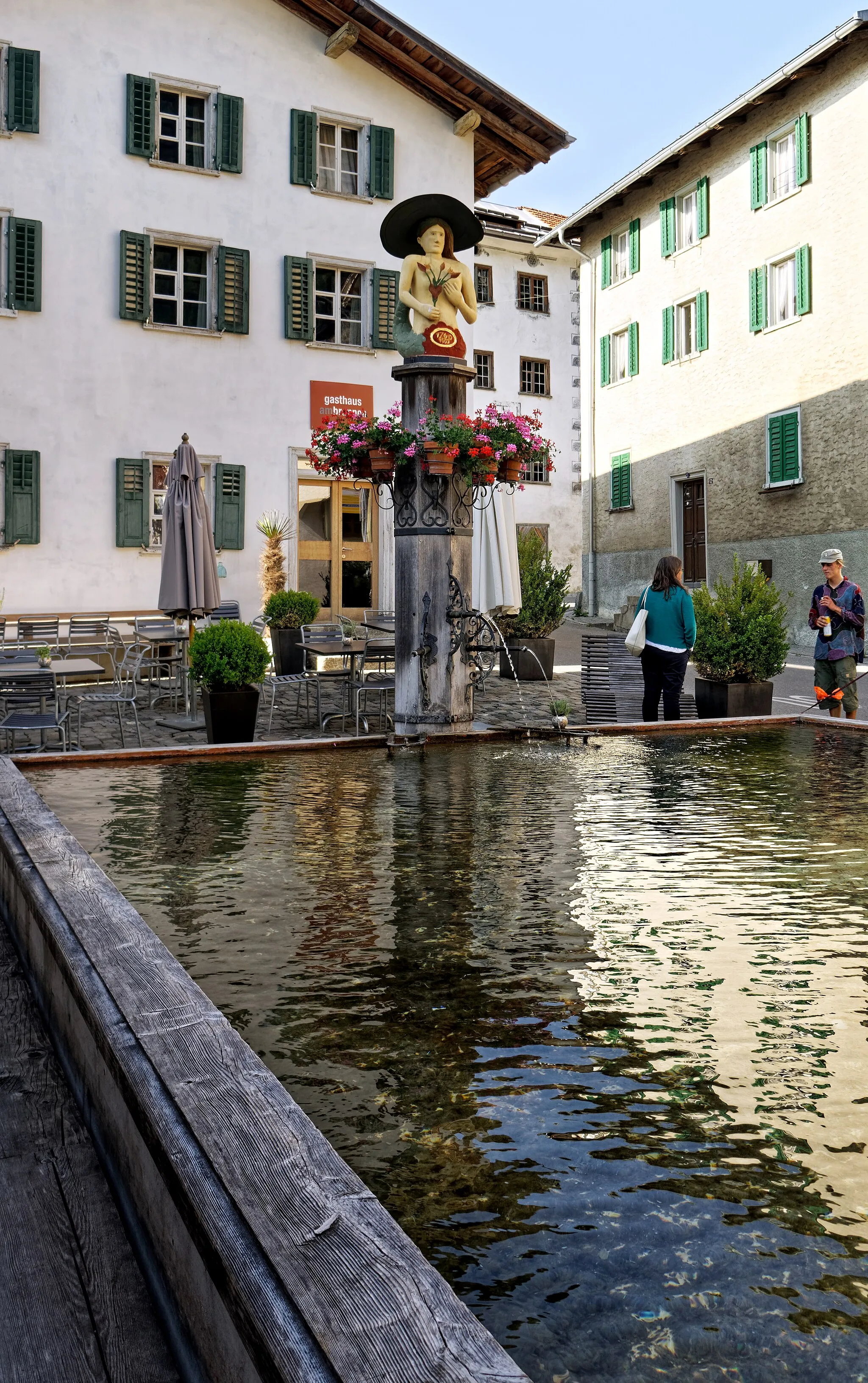 Photo showing: Wooden fountain in Valendas, Graubünden.