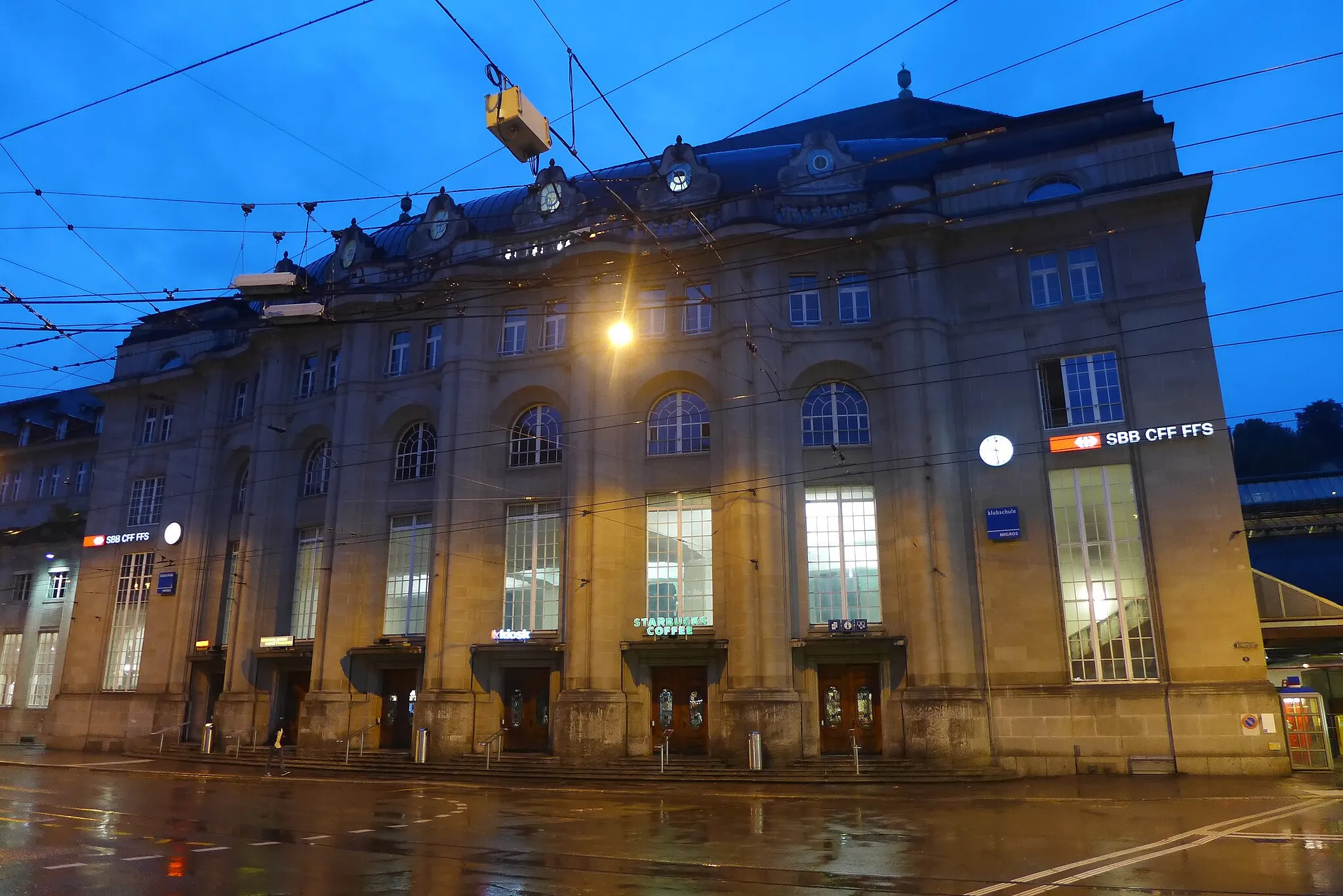 Photo showing: Night view of the station building at St. Gallen railway station, Switzerland.