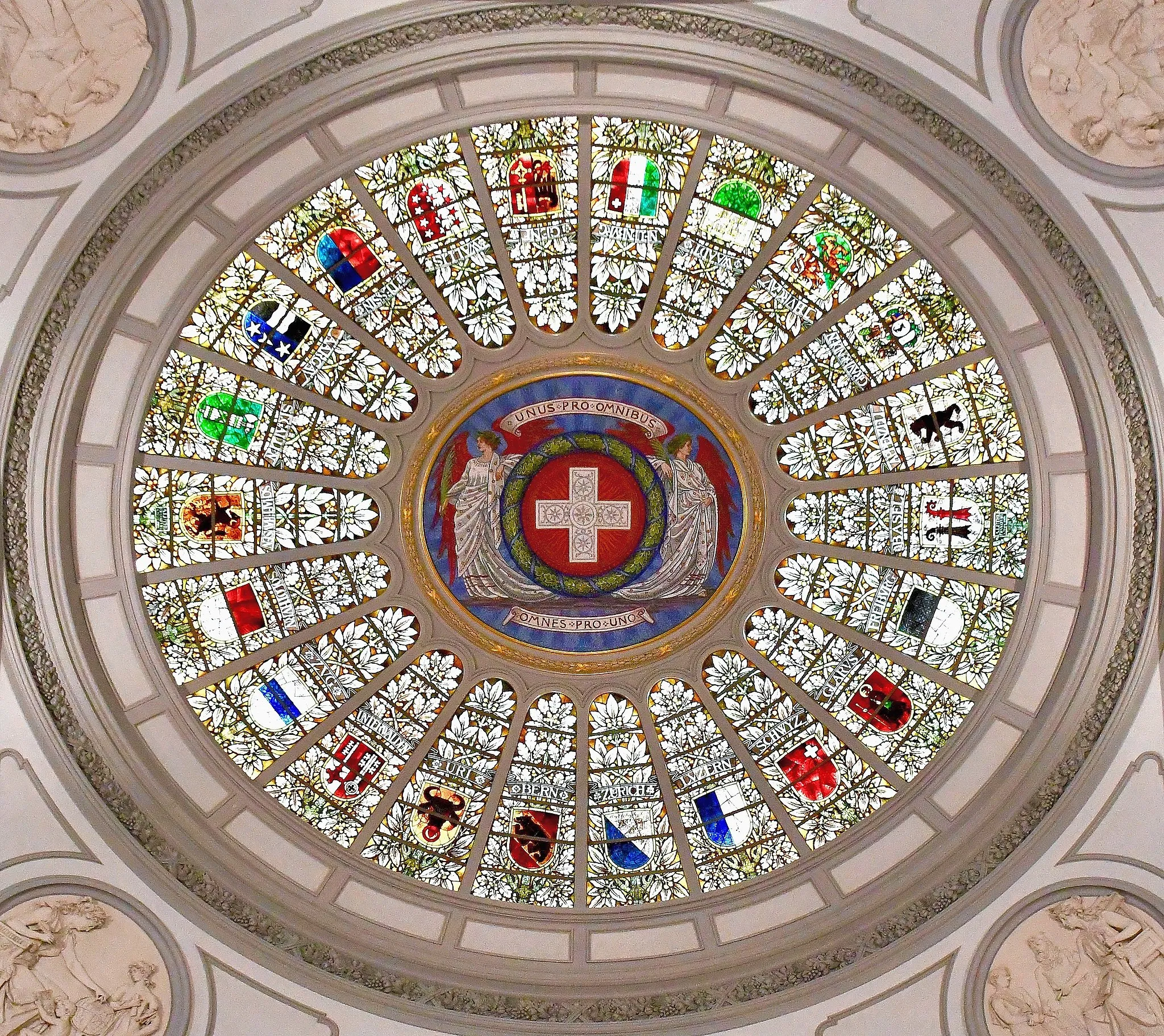 Photo showing: Cupola of the Federal Palace, showing the coats of arms of the Swiss cantons. Jura is excluded, as it did not become a canton until after the cupola's construction.