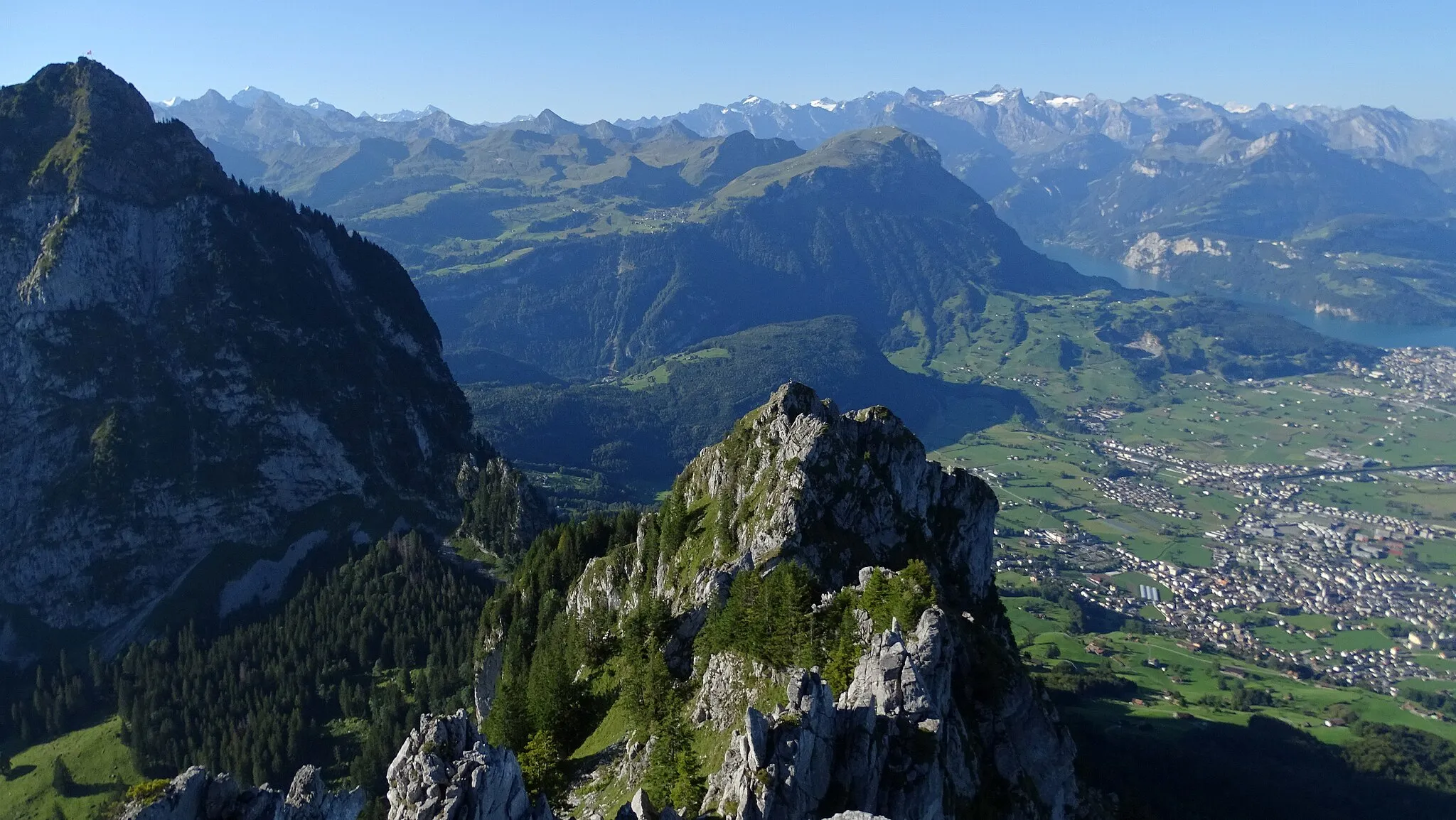 Photo showing: Blick vom Gipfel des Kleinen Mythen auf Vorgipfel (1.763 m ü. M.), Großen Mythen, Fronalpstock.