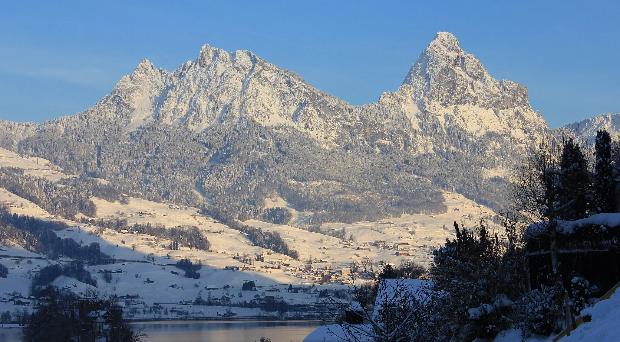 Photo showing: Grosser und Kleiner Mythen in verschneiter Landschaft, von Lauerz aus betrachtet.