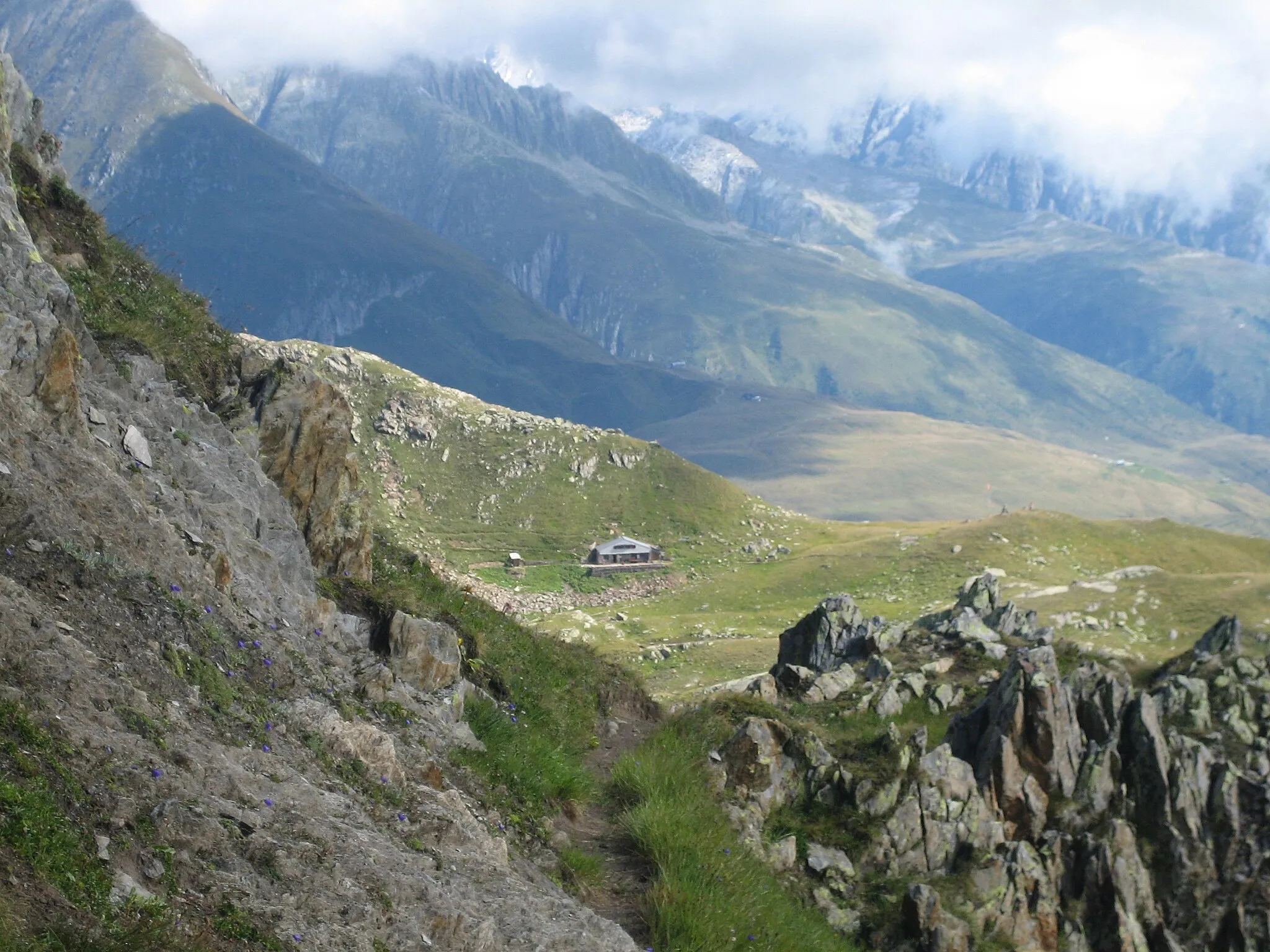 Photo showing: Badushütte, alpine hut of the Swiss Alpine Club (SAC), photo taken from below Piz Tuma, Tujetsch, Grisons, Switzerland