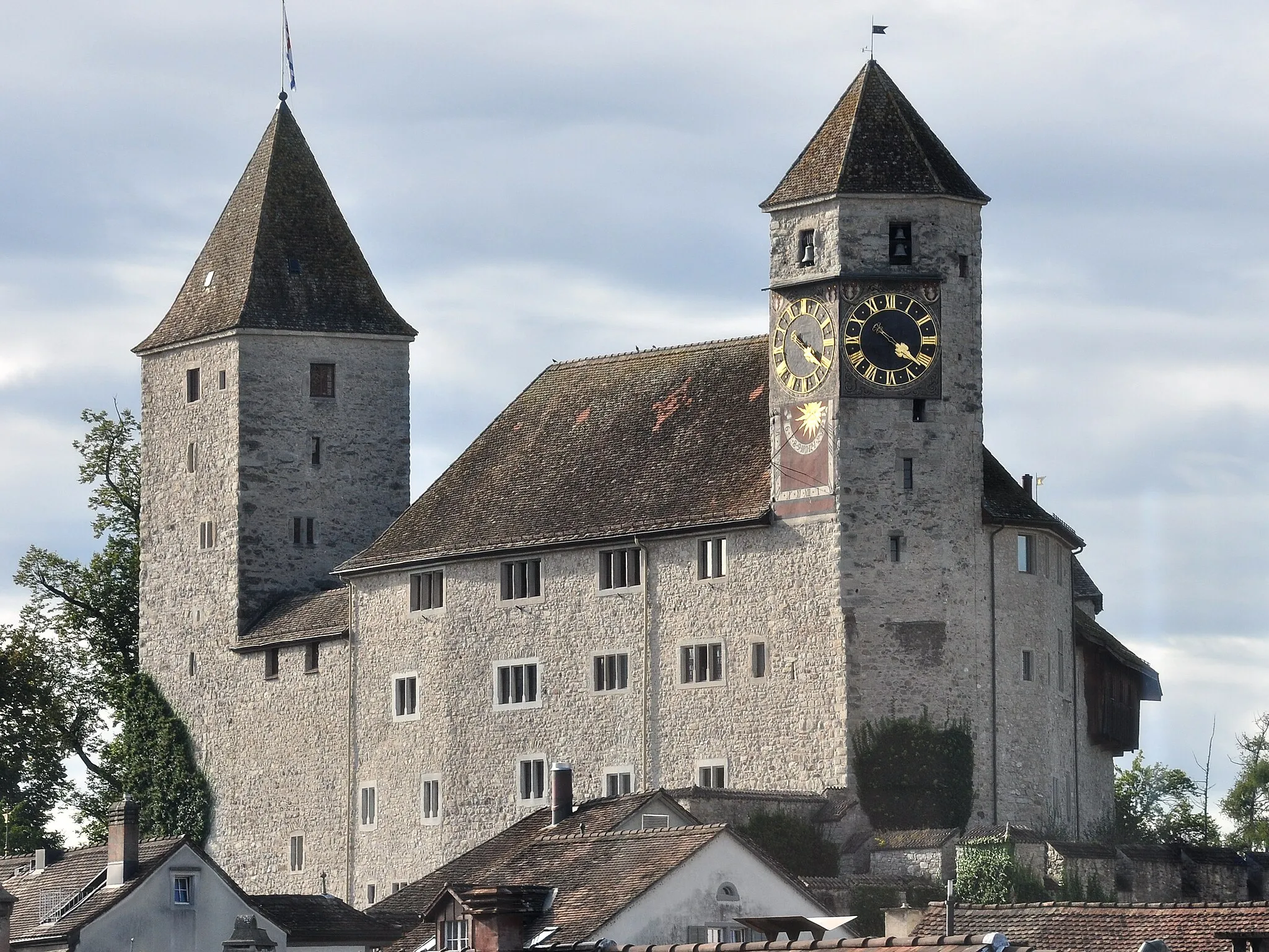 Photo showing: Schloss in Rapperswil (Switzerland) as seen from Manor shopping mall situated at Neue Jonastrasse