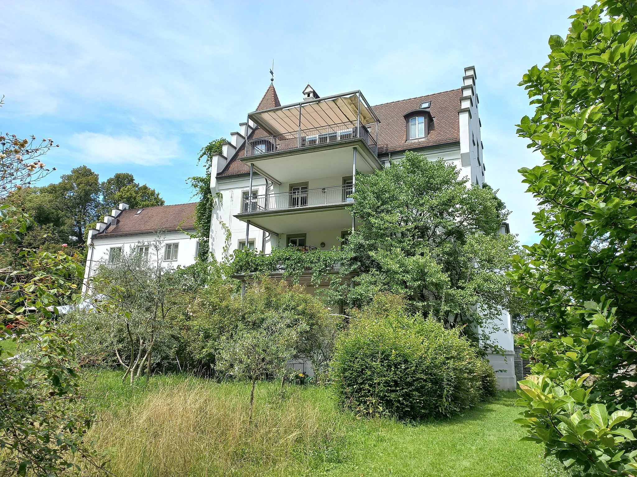 Photo showing: Castle Wartegg is a 16th century castle at the Rorschacherberg in the Swiss Canton of St. Gallen. Today there is a hotel and restaurant.