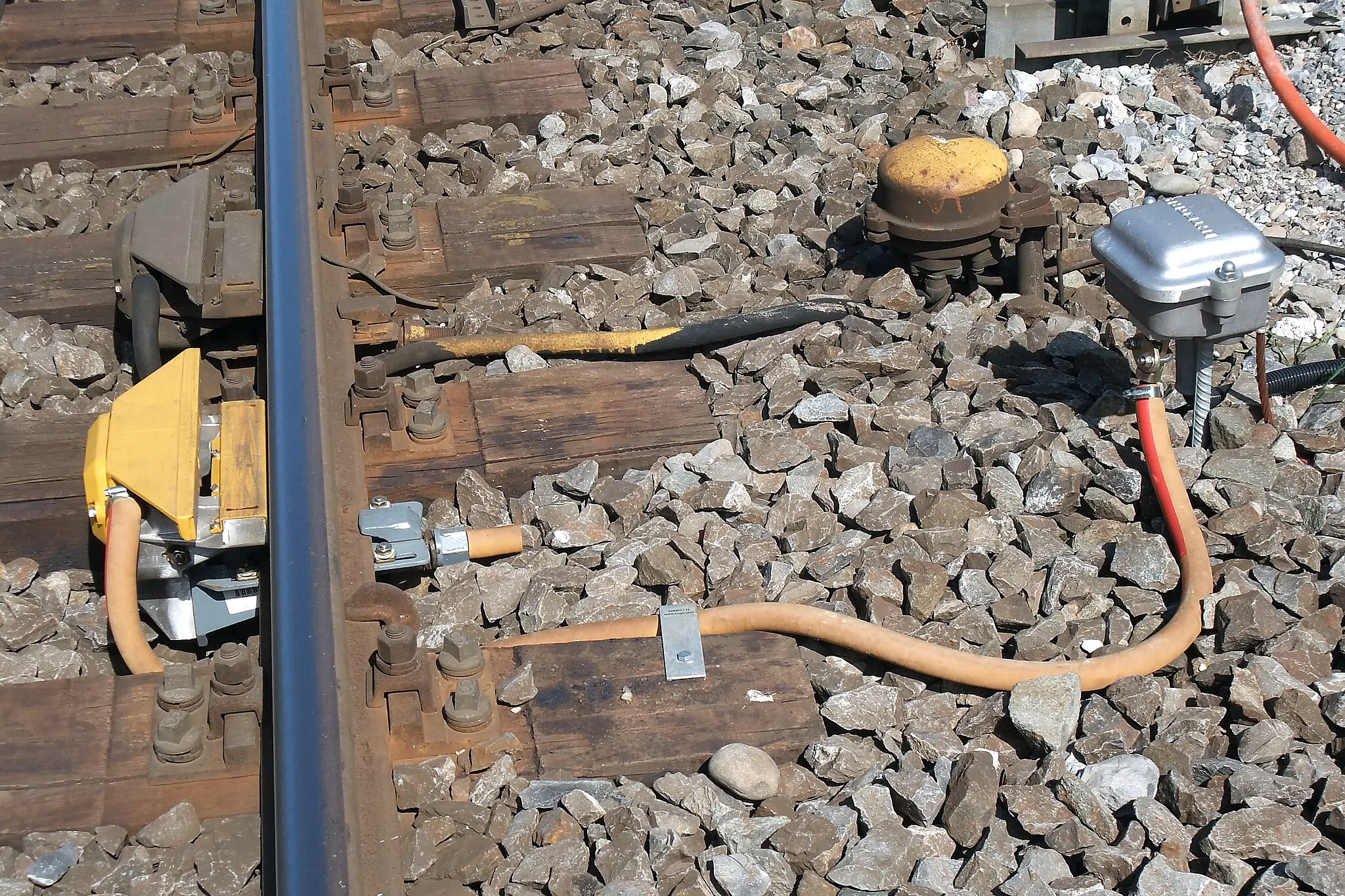 Photo showing: Upgrading of the train protection systems on the tracks of the Swiss Federal Railways. This facility is part of the level crossing safety system. In the transitional phase, the old and new facilities are still side by side in operation. Staad, Switzerland, May 11, 2011.