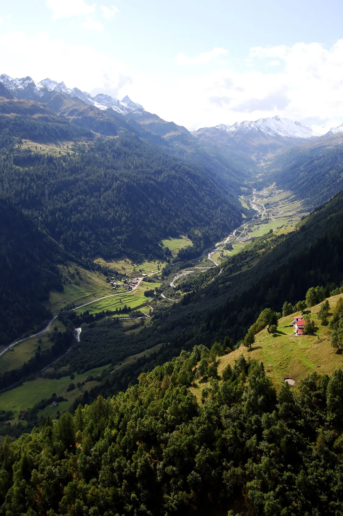 Photo showing: Bedretto valley : Pian Larescio (Airolo) and Ossasco village (background) in the in the municipality of Bedretto seen from the Gotthard road, Ticino, Switzerland