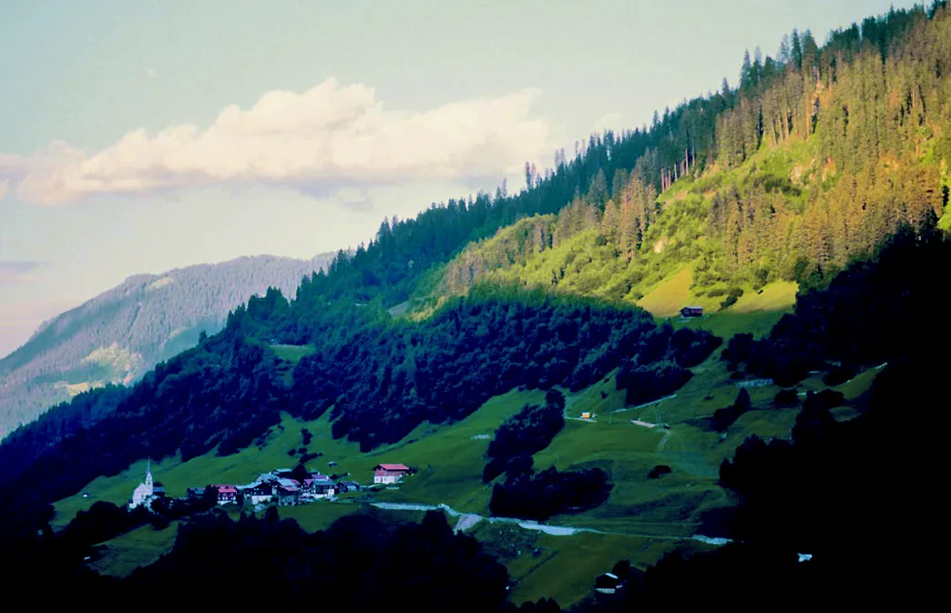 Photo showing: The village and its surroundings. Cavardiras, Canton of Graubünden / Grischun, Switzerland