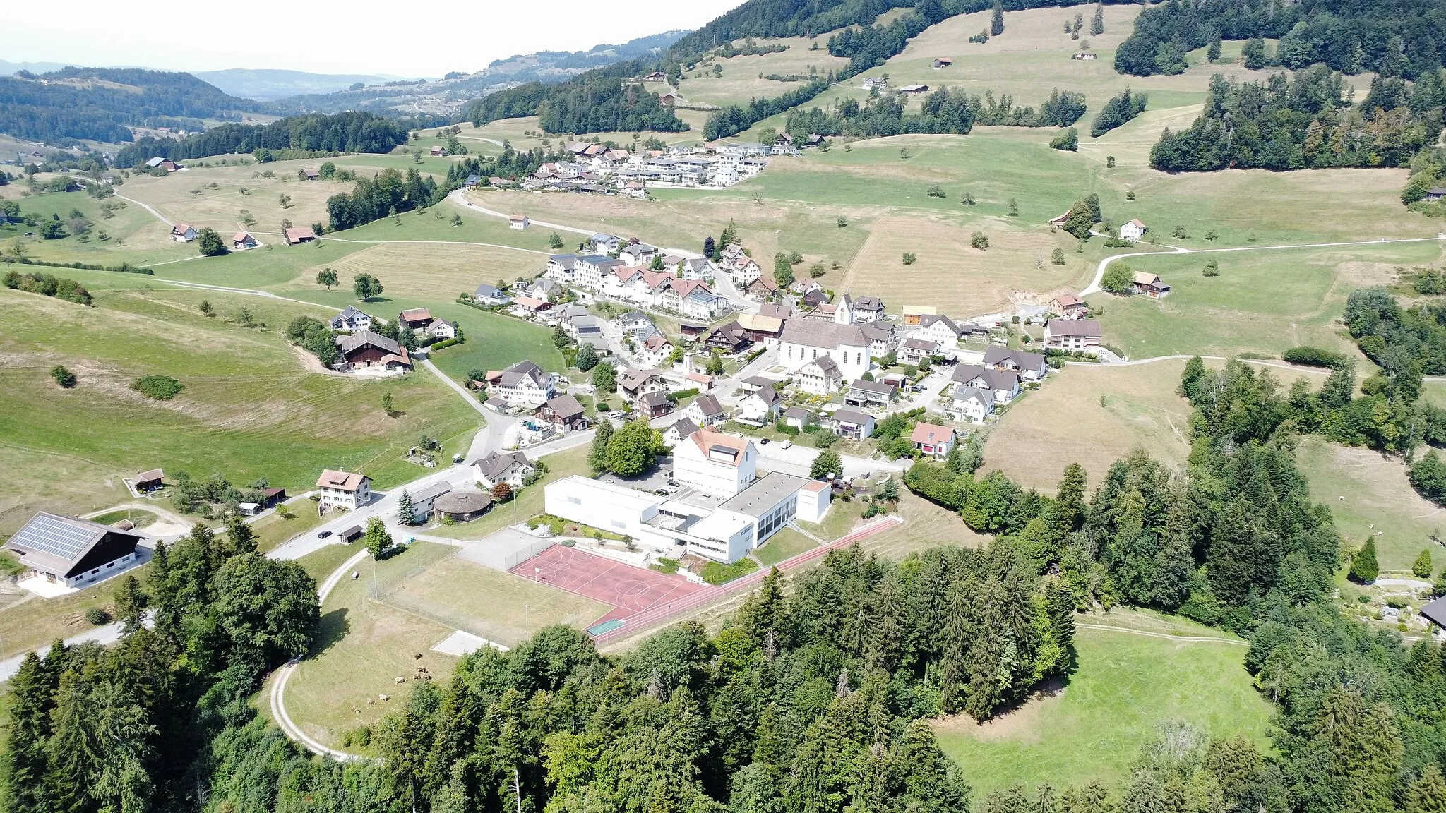 Photo showing: Luftbild vom 14.08.2022 mit Blick auf das Dorf Goldingen und Egligen.