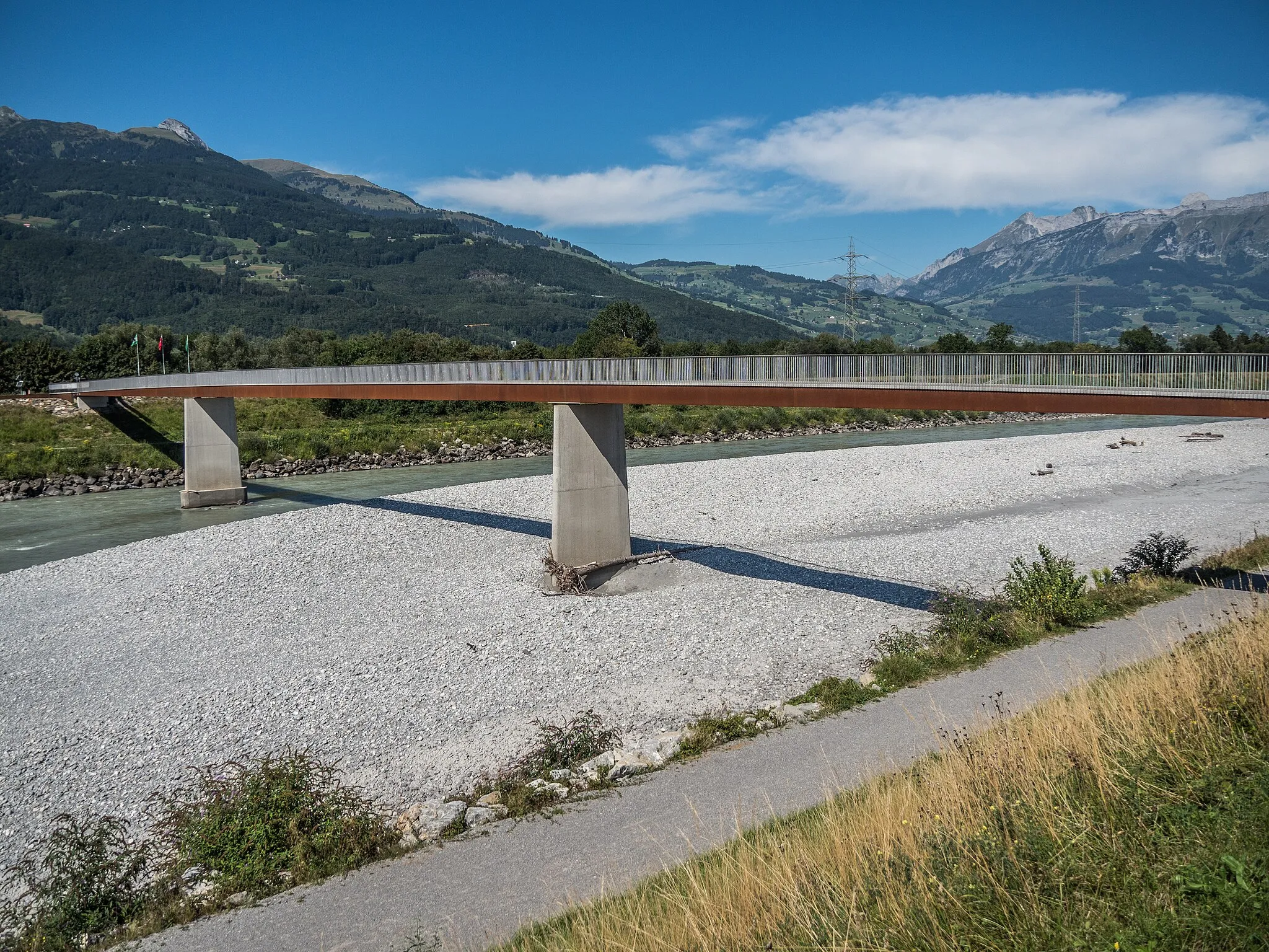 Photo showing: Pedestrian Bridge over the Alpenrhein River, Buchs, Canton of St. Gallen, Switzerland – Vaduz, Principality of Liechtenstein