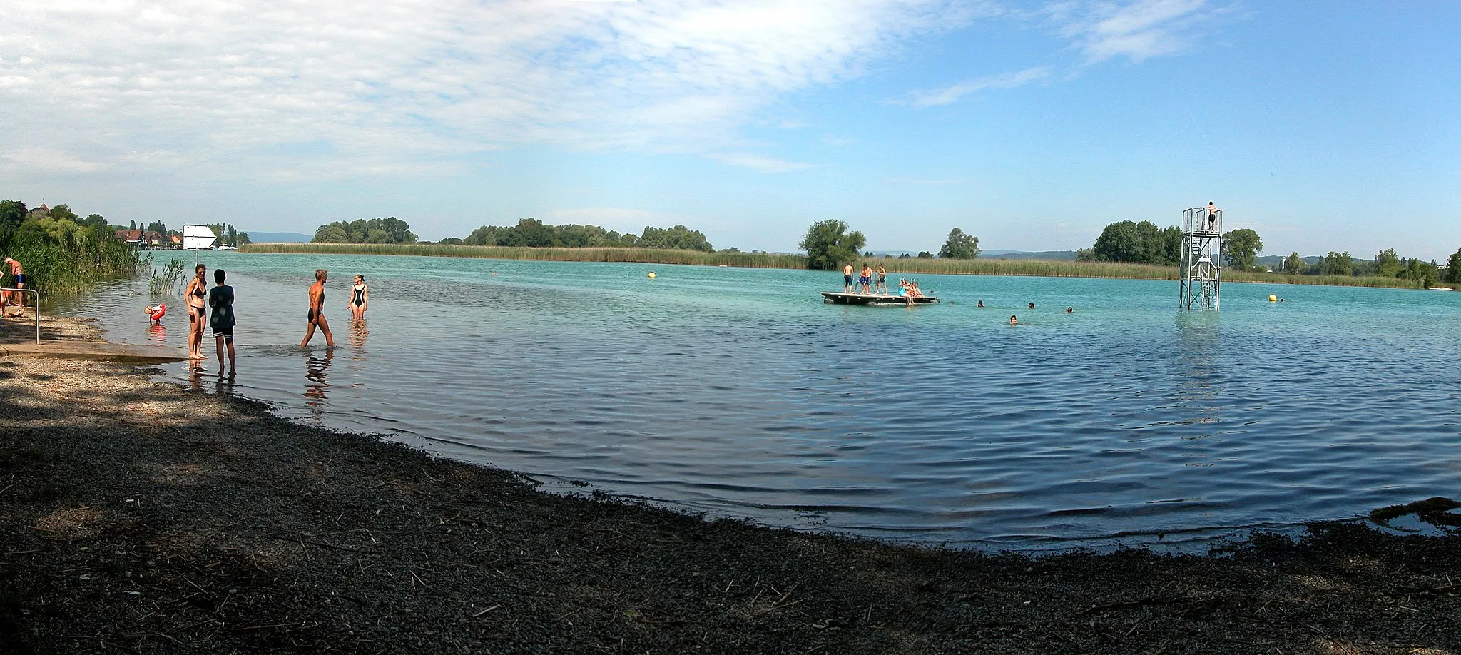 Photo showing: A lido on the Rhine between Lake Bodensee and Lake Untersee near Gottlieben, Germany.