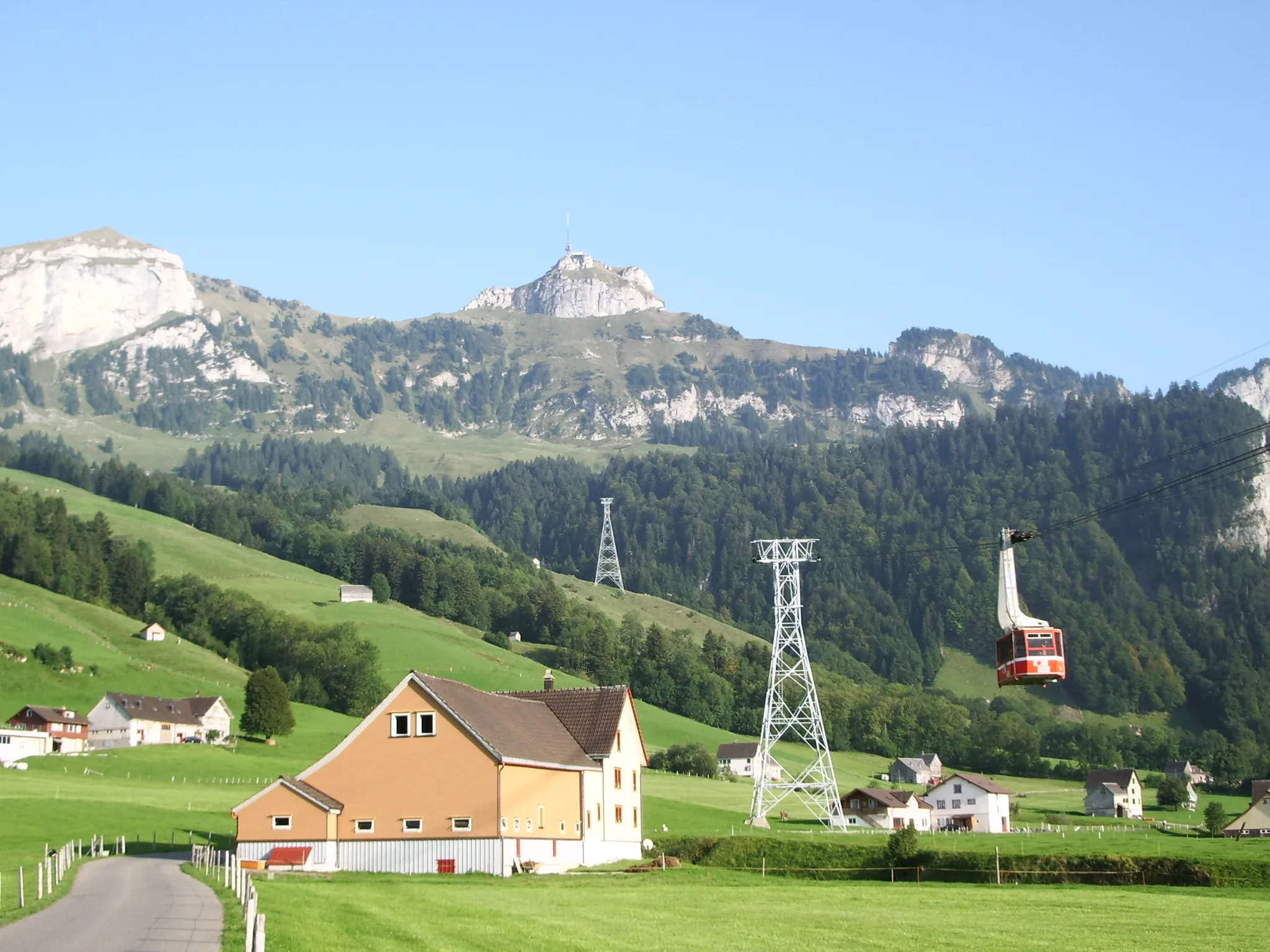 Photo showing: Blick von Brülisau auf Hoher Kasten, Mitte, und Kamor, links.

Bild im September 2006 selbst gemacht.