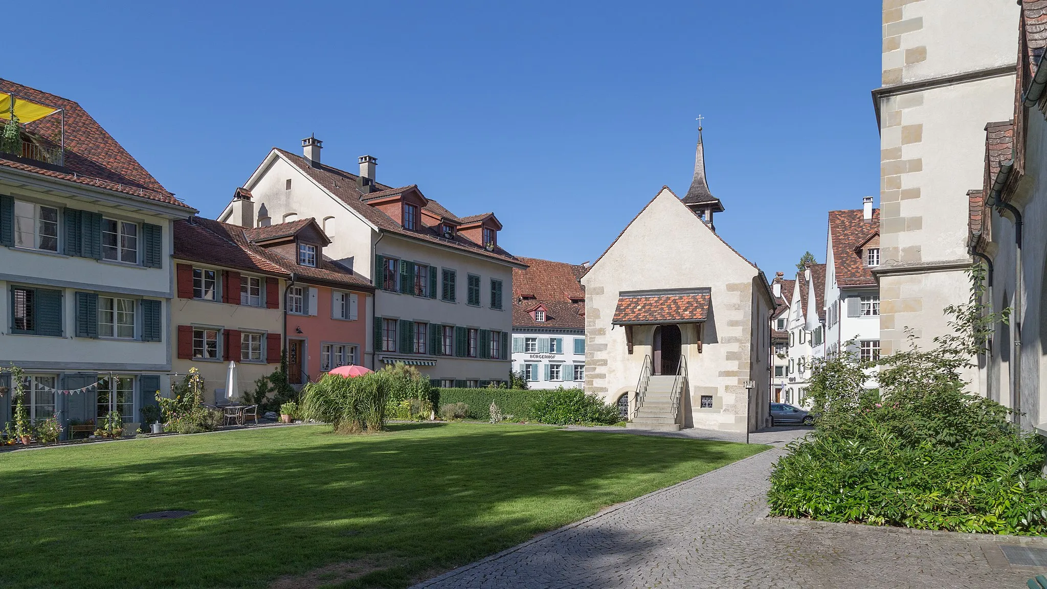 Photo showing: Bischofszell: Zwischen St. Pelagius, der Michaelskapelle und den Häusern an der Schottengasse ist noch Platz für Bäume und eine Grünfläche geblieben.