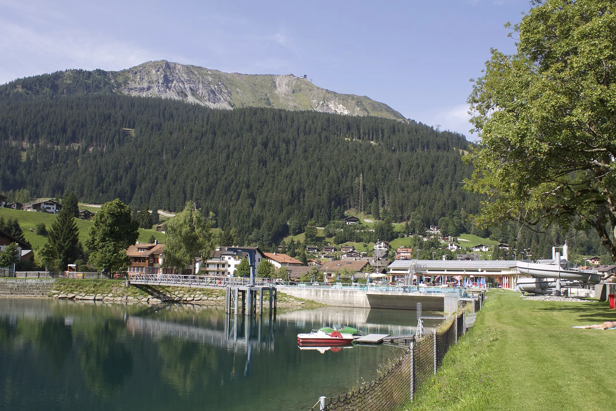 Photo showing: Klosters, réservoir de la rivière Landquart et au fond la montagne Gotschna.