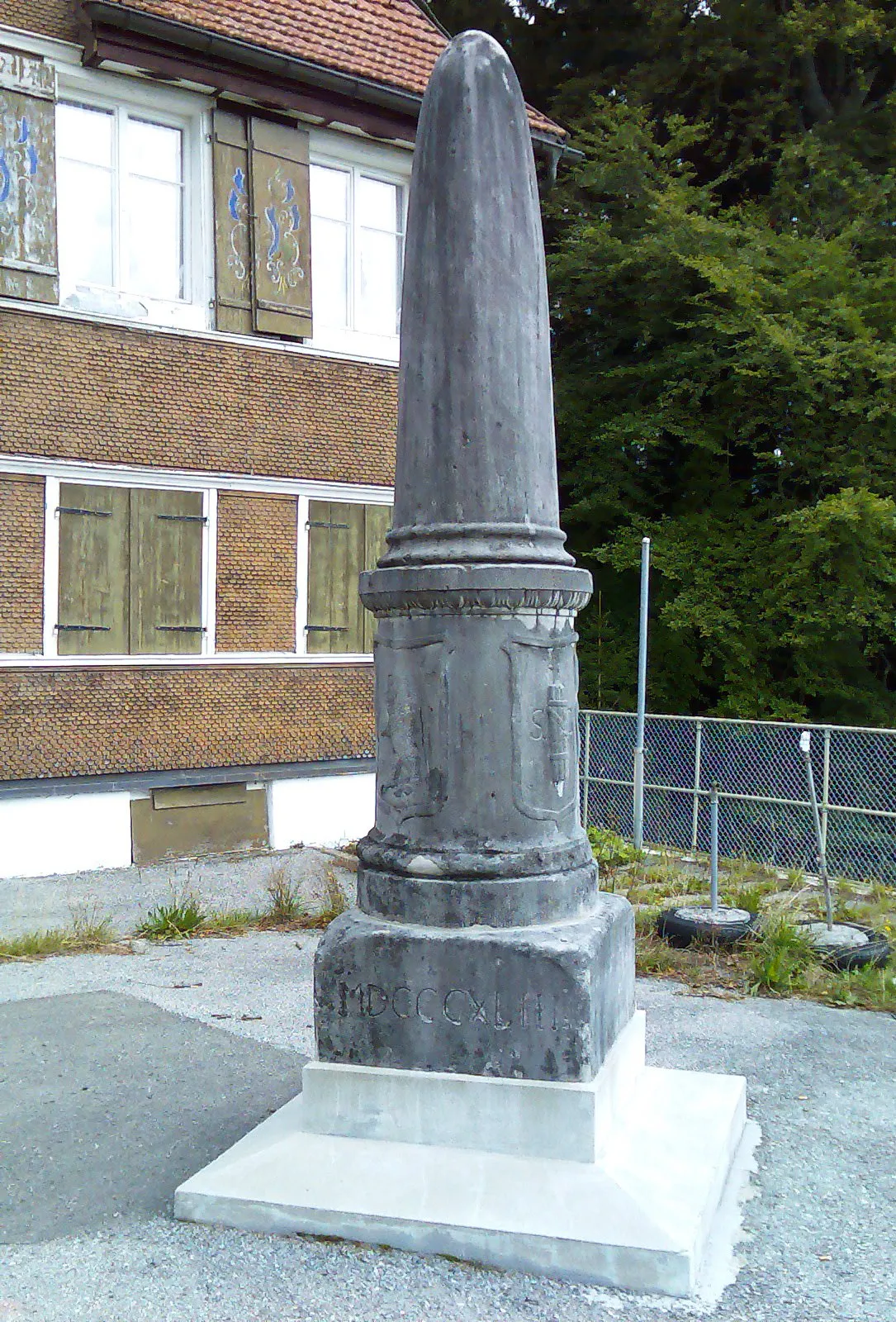 Photo showing: Auf dinem Sockel steht ein ca. 3 m hoher Stein-Obelisk, Inschrift; unten Jahreszahl mit römischen Ziffern 'MDCCCXLIII', darüber die beiden Kantonswappen AI und AR kombiniert (links) SG (rechts) in Relief-Form, auf der Rückseite (Ost) im unteren Teil 'Gz Kp +', im oberen Teil in einem Schweizer Wappen '1939'