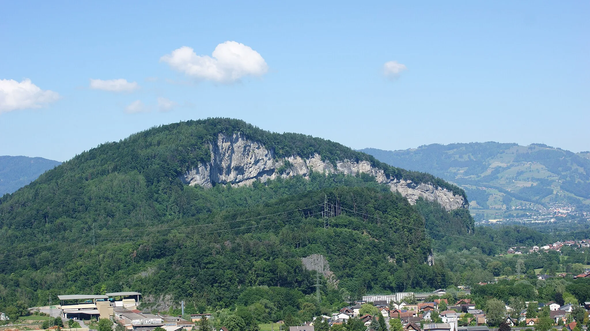 Photo showing: Kummenberg (also: Kummaberg) in the municipality of Koblach, Vorarlberg, Austria. In front the Udelberg (also: Udlberg). Photographed from Götzis. In the background Switzerland.