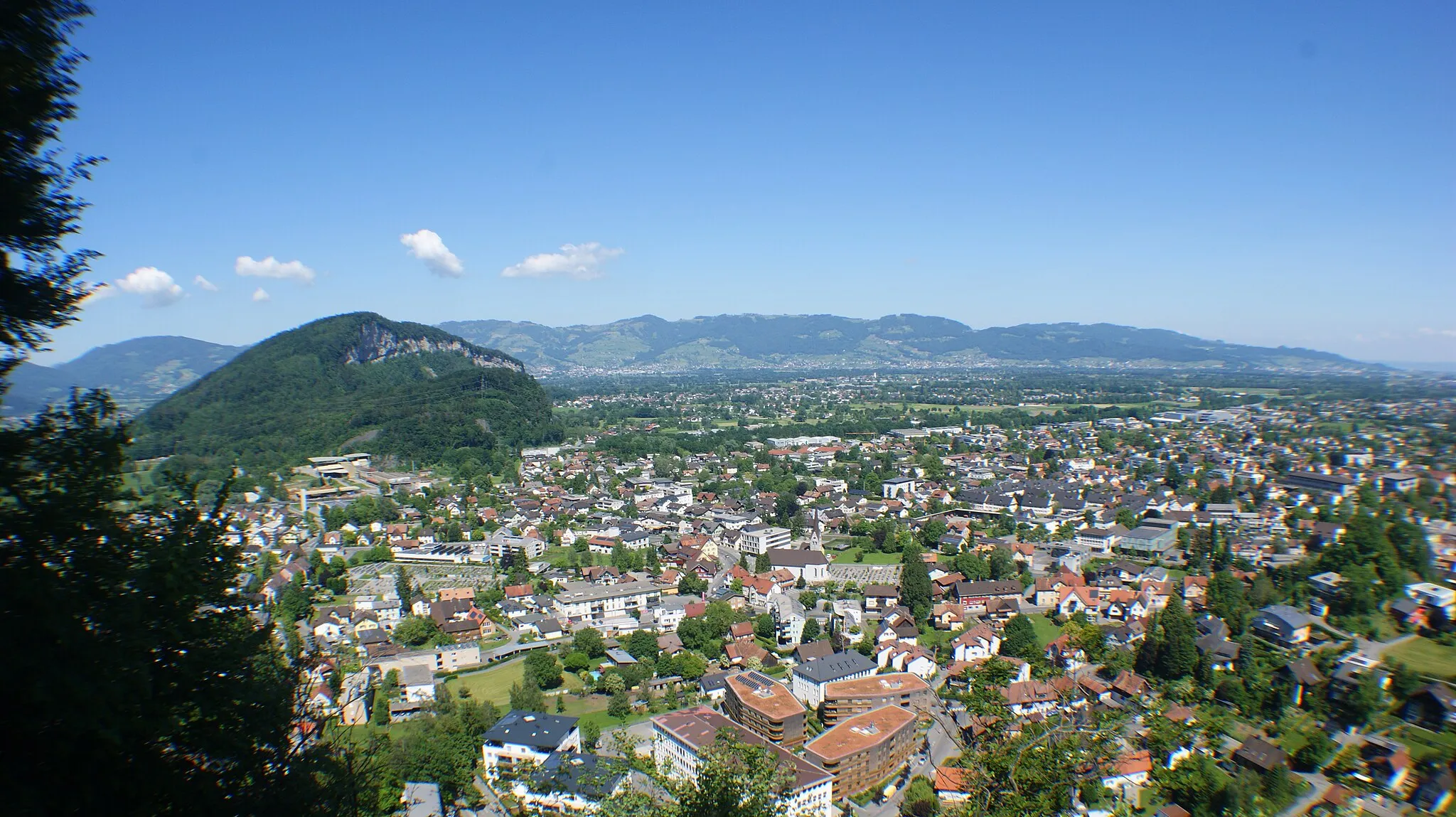 Photo showing: Kummenberg (also: Kummaberg) in the municipality of Koblach, Vorarlberg, Austria. In front the Udelberg (also: Udlberg). Photographed from Götzis. In the background Switzerland.