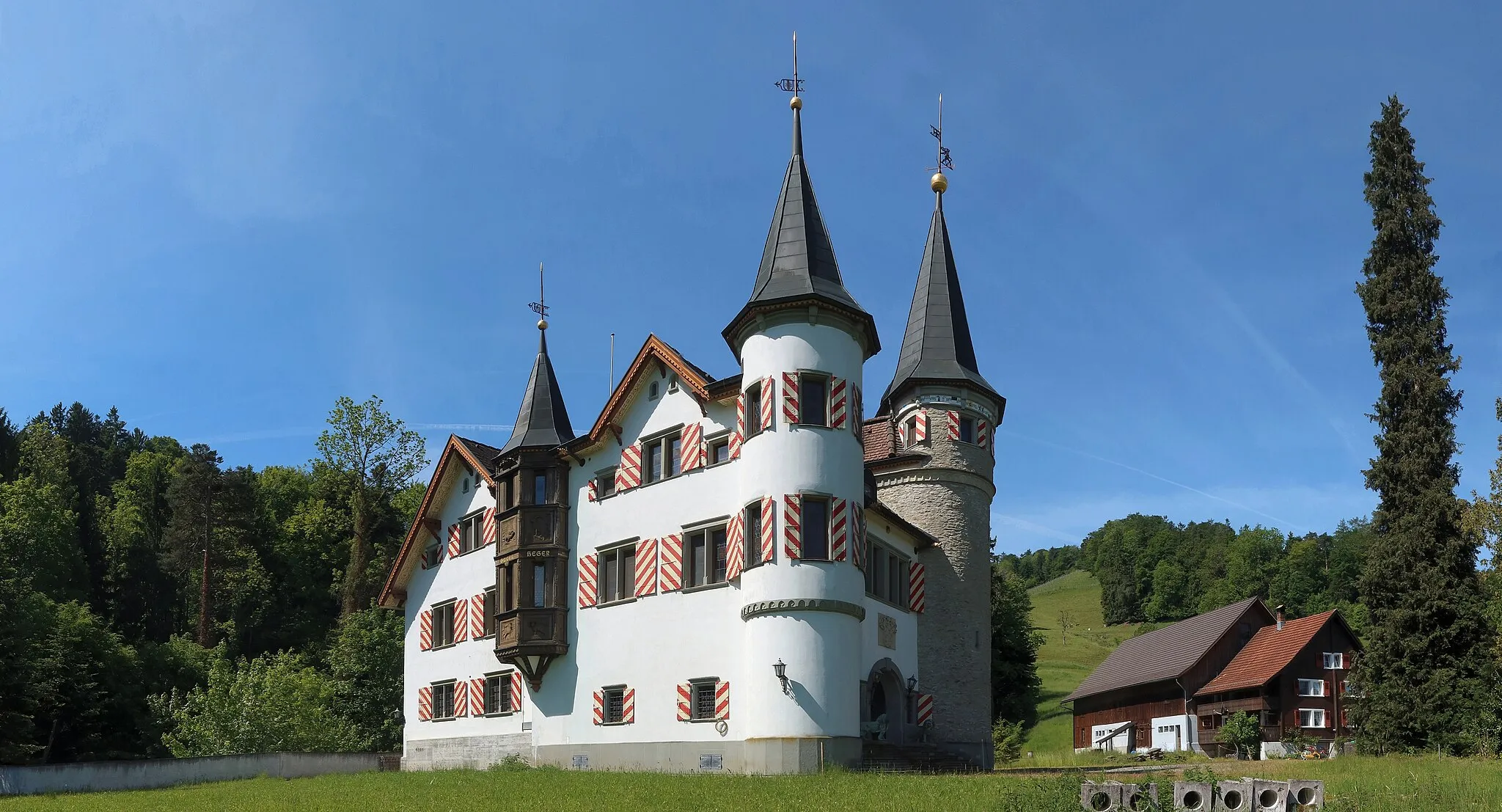 Photo showing: The castle was first mentioned in 1373. It belonged to the estate of the Barons of Enne, who from 1315 to 1416 resided at Grimmenstein Castle, which is located somewhat higher up on the hillside. Another source says that the Lords of Grimmenstein were mentioned as builders in 1320. From 1418, the castle was in the hands of the city of St. Gallen. The city appointed a bailiff for the small lordship, who lived from 1429 to 1546 in the Vorburg bought by the city hospital. From 1546 the manorial residence was used by St. Gallen and Graubünden patricians. The Vorburg was either refurbished or new built in 1602. In this connection a Prince Reuss is mentioned. A Paul Valär from Fideris is also mentioned as an owner. He died in 1684. From 1877 to 1918 the property belonged to a Johann Schelling. The owner in the 80s was the Weissenberger family. At that time there was a café and a bakery in the basement. Next to the castle there are two inhabited farmhouses of a former estate. People say, there are seven rooms, each with its own bathroom, a large shared bath, a large kitchen like of a restaurant and an elevator from the basement to the top floor. A surrounding wall and a park was never completed. The castle stands in the open meadow. The castle is 30 m higher than the connecting road between Rheineck and St. Margrethen where there is a junction of a narrow road upwards.