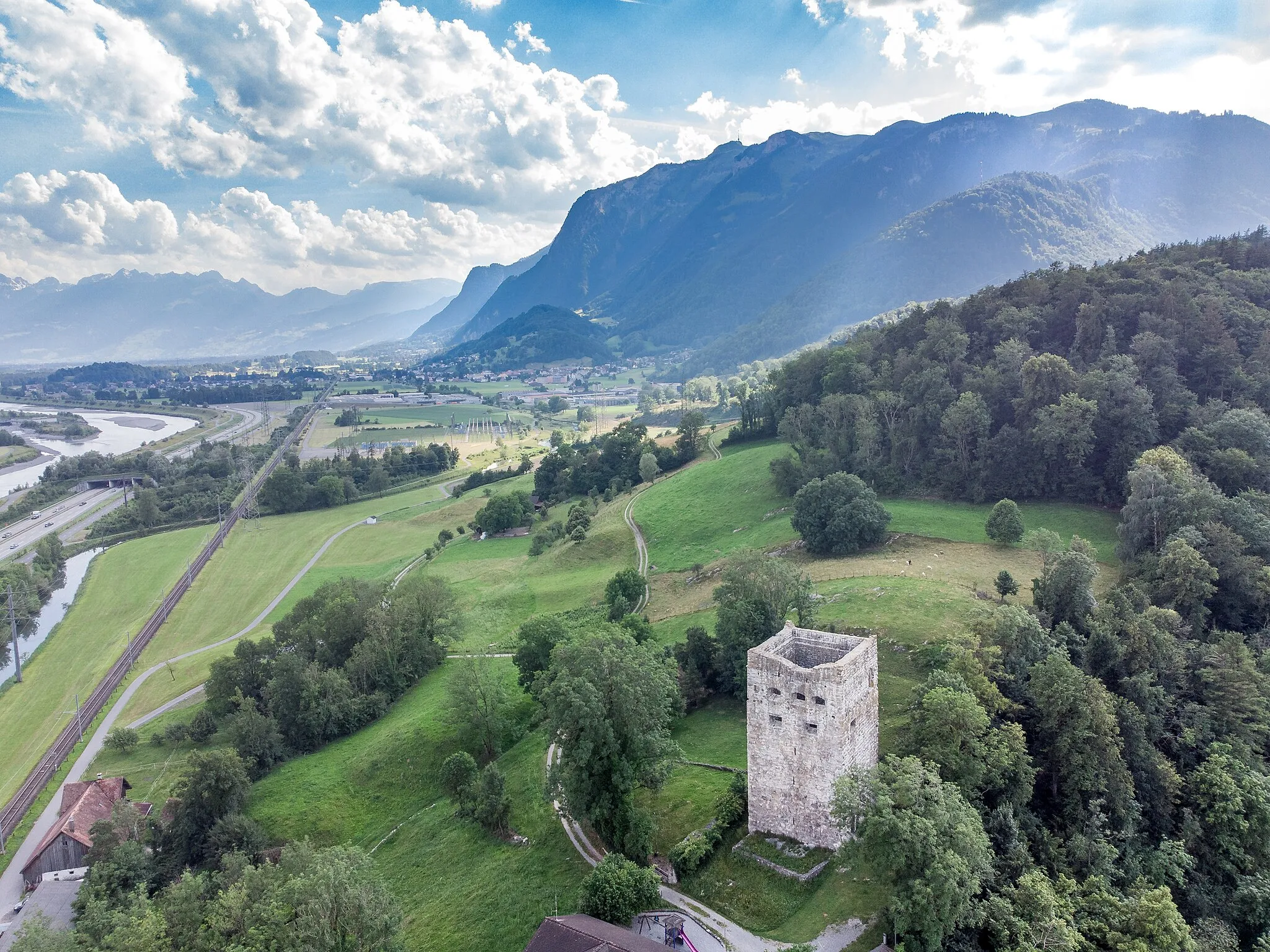 Photo showing: Castle Blatten in the alps rhine valley