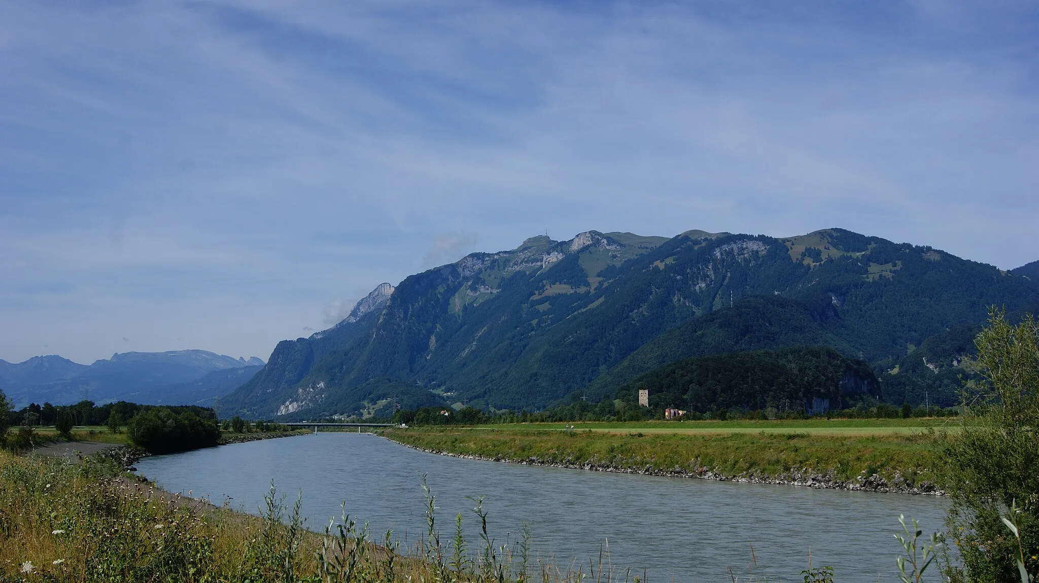 Photo showing: Castle Blatten in the municipality Oberriet, in the canton of St. Gallen in Switzerland. View over the Rhine from Vorarlberg (Meiningen, Feldkirch). In the foreground the Rhine, in the background the mountain "Hohe Kasten".