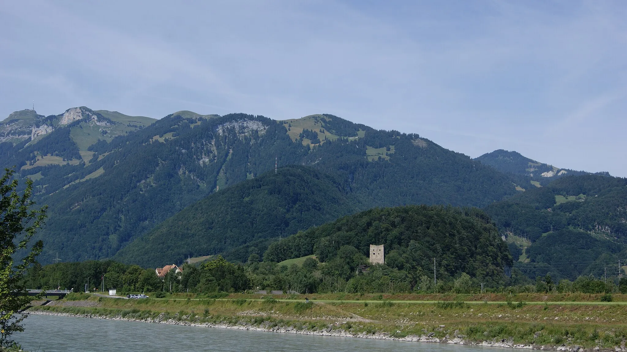 Photo showing: Castle Blatten in the municipality Oberriet, in the canton of St. Gallen in Switzerland. View over the Rhine from Vorarlberg (Meiningen, Feldkirch). In the foreground the Rhine, in the background the mountain "Hohe Kasten".