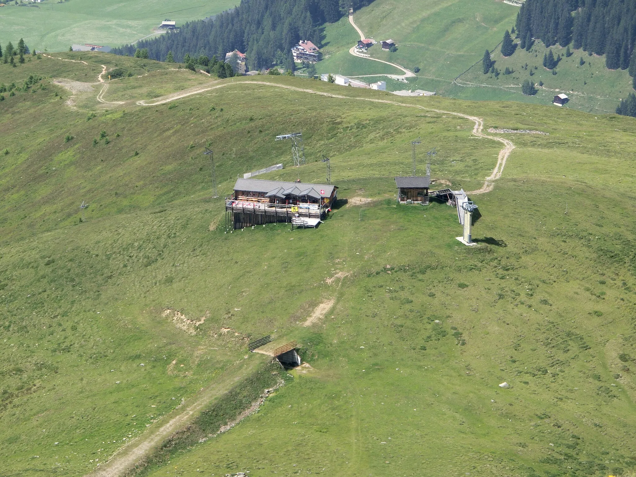Photo showing: Top station Hubel (Rinerhorn) as seen from Rinerhorn, Davos, Grison, Switzerland