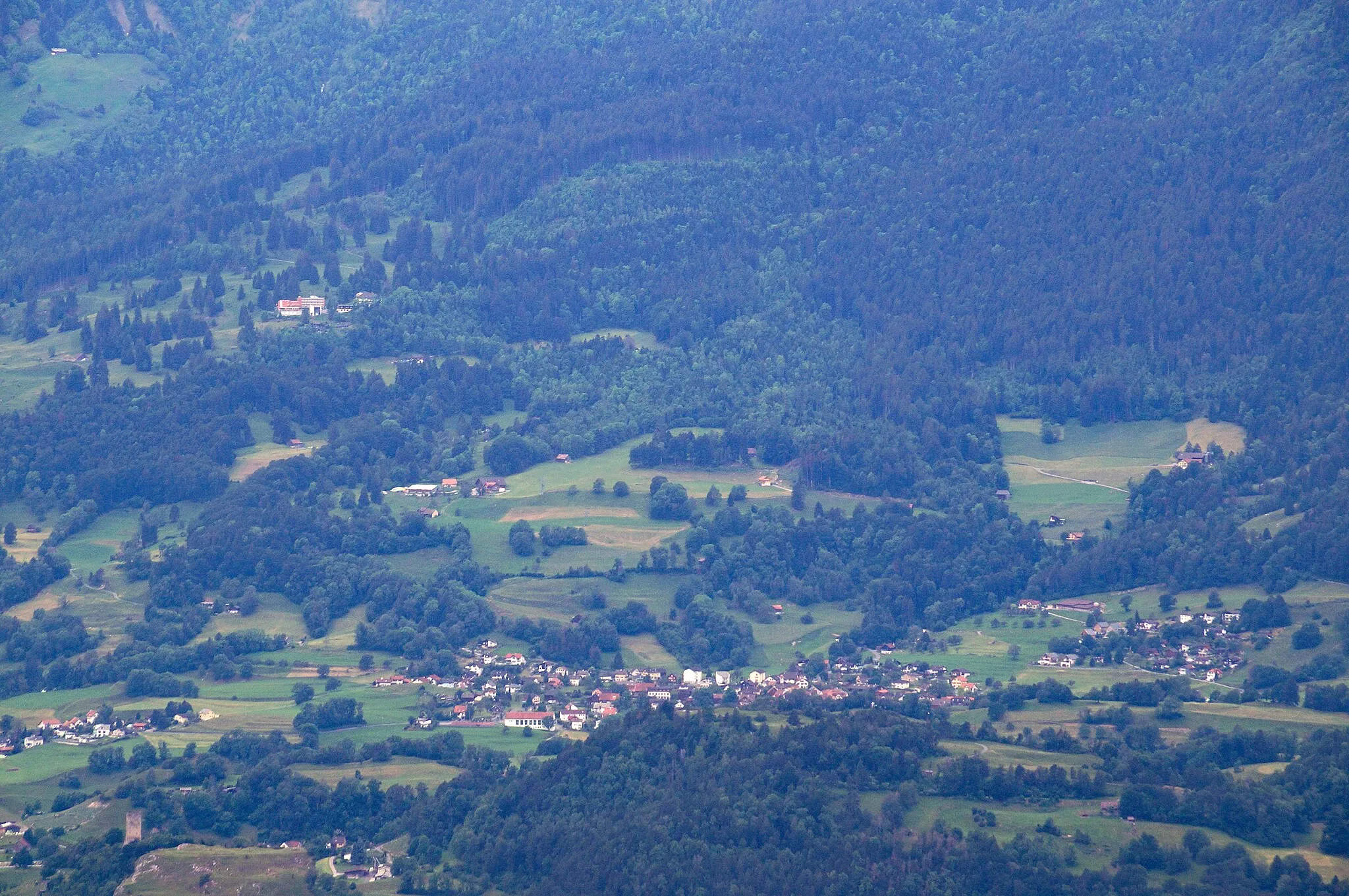 Photo showing: Oberschan und Hotel Alvier auf Malanser Holz von Liechtenstein aus gesehen