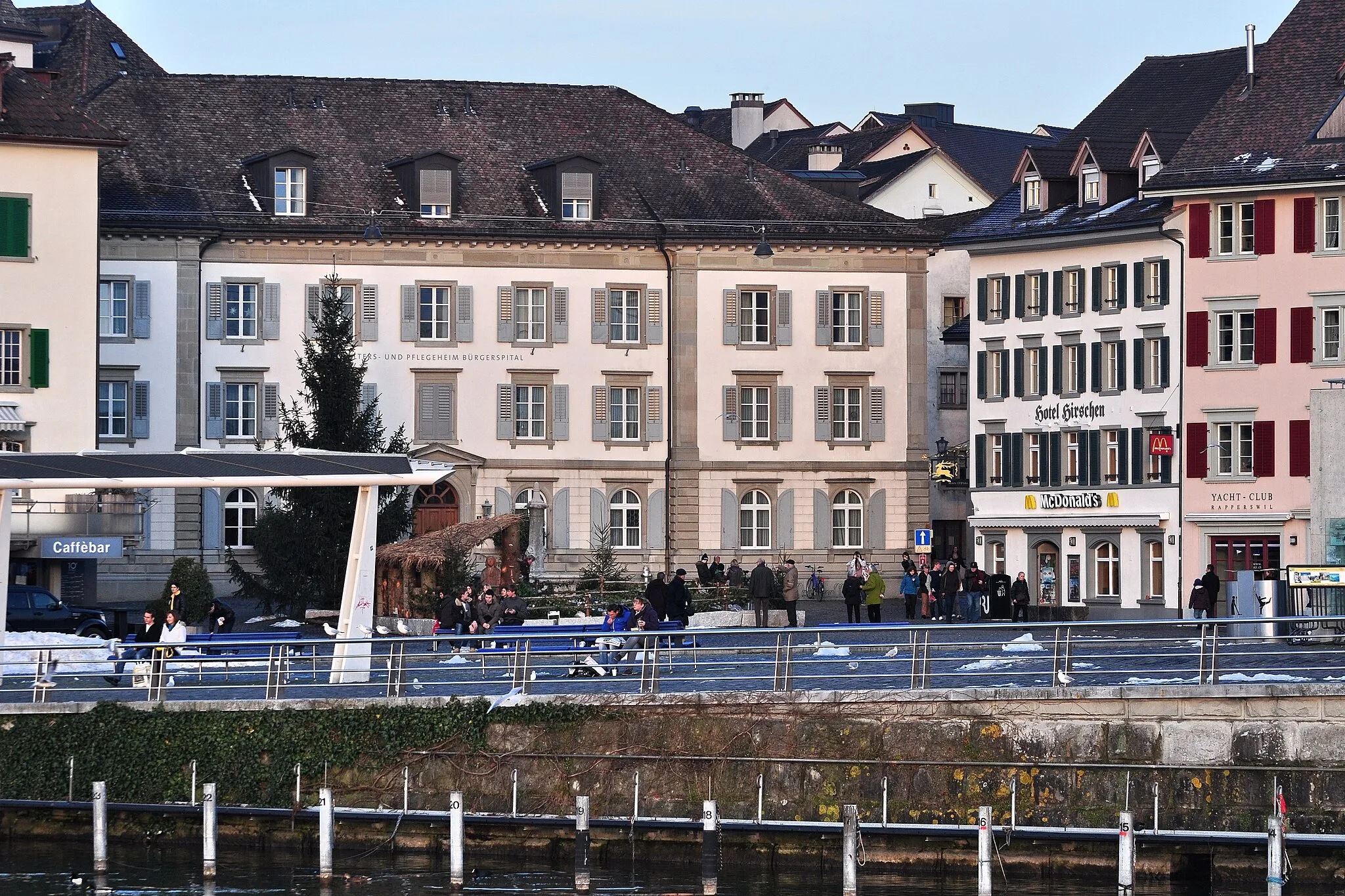 Photo showing: Fischmarktplatz and former Heiliggeistspital in Rapperswil (Switzerland) as seen from Seedamm