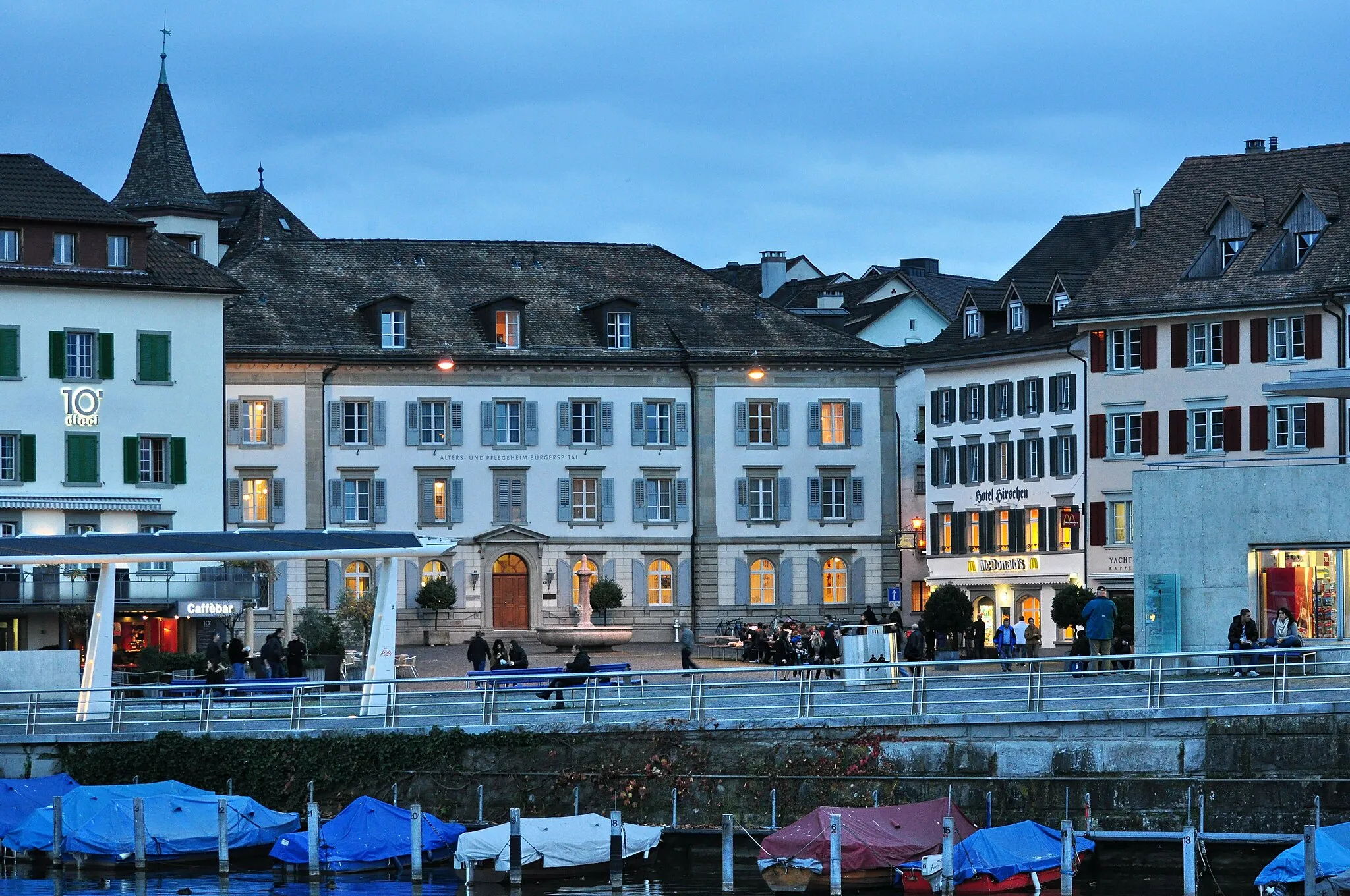 Photo showing: Fischmarktplatz and former Heiliggeistspital in Rapperswil (Switzerland) as seen from Seedamm