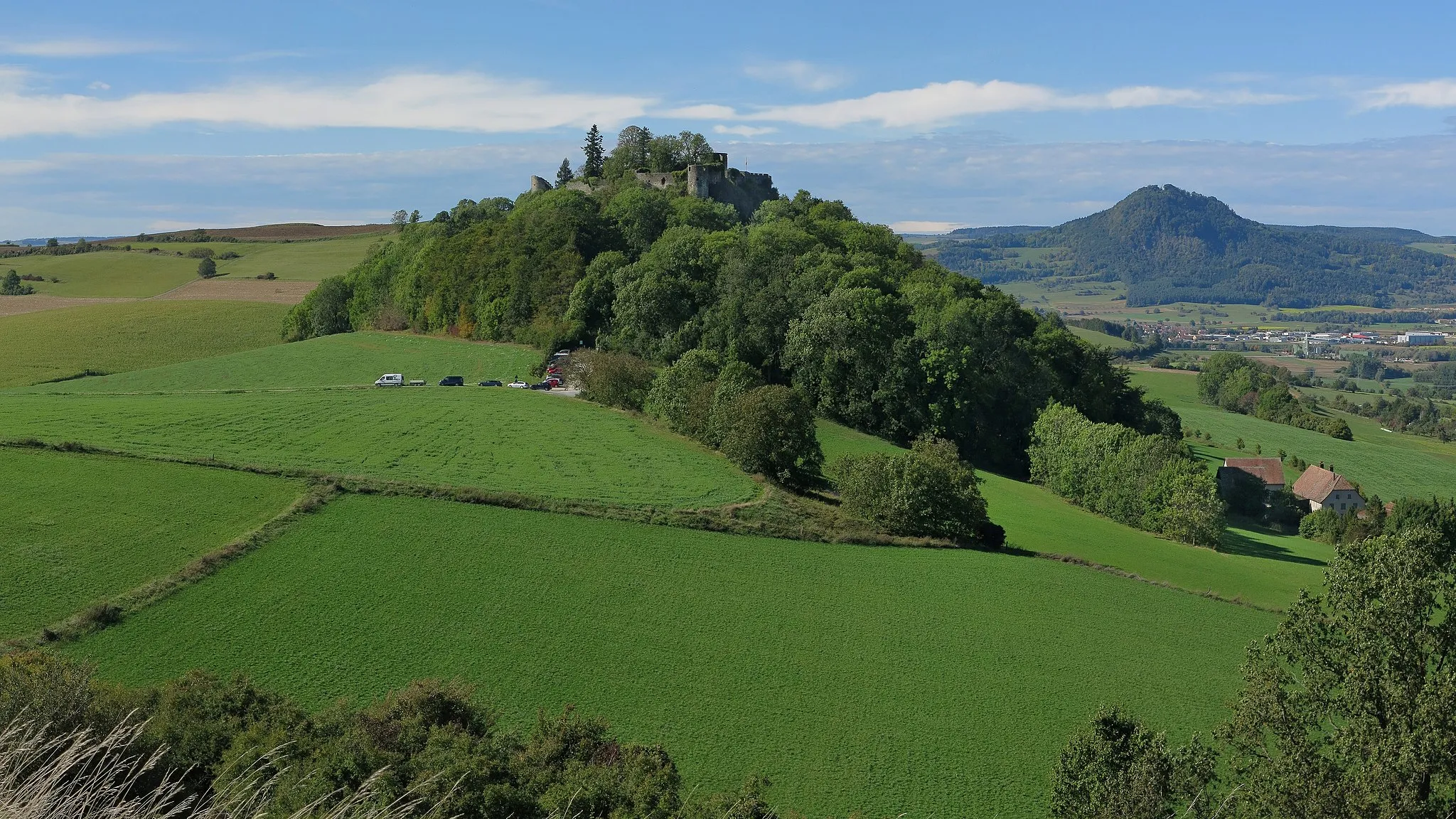 Photo showing: Mägdeberg castle on the Mägdeberg mountain. In the background on the right the Hohenhewen mountain
