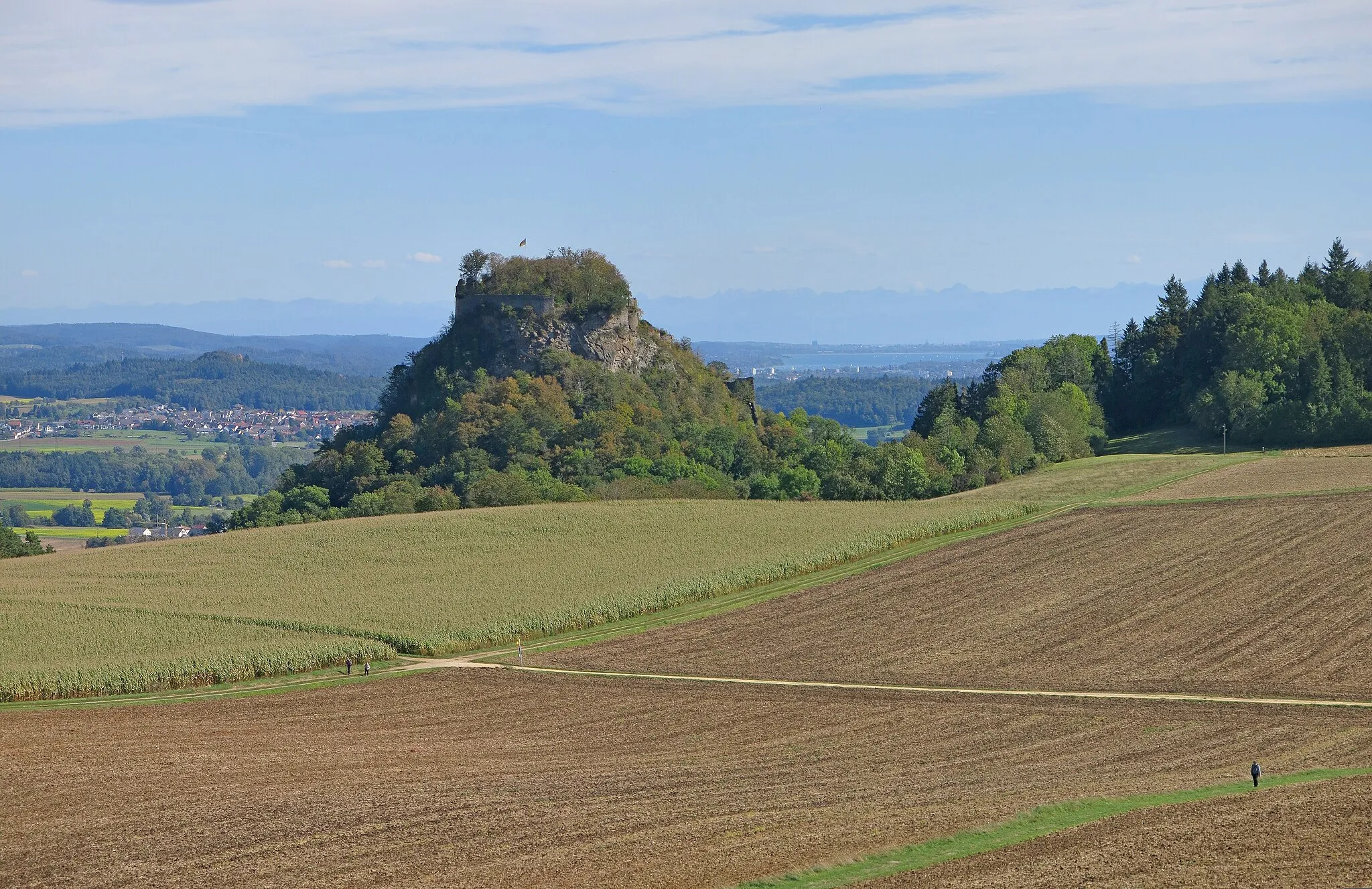 Photo showing: Location of Hohenkrähen Castle on the mountain of the same name. In the background Lake Constance and the Alps