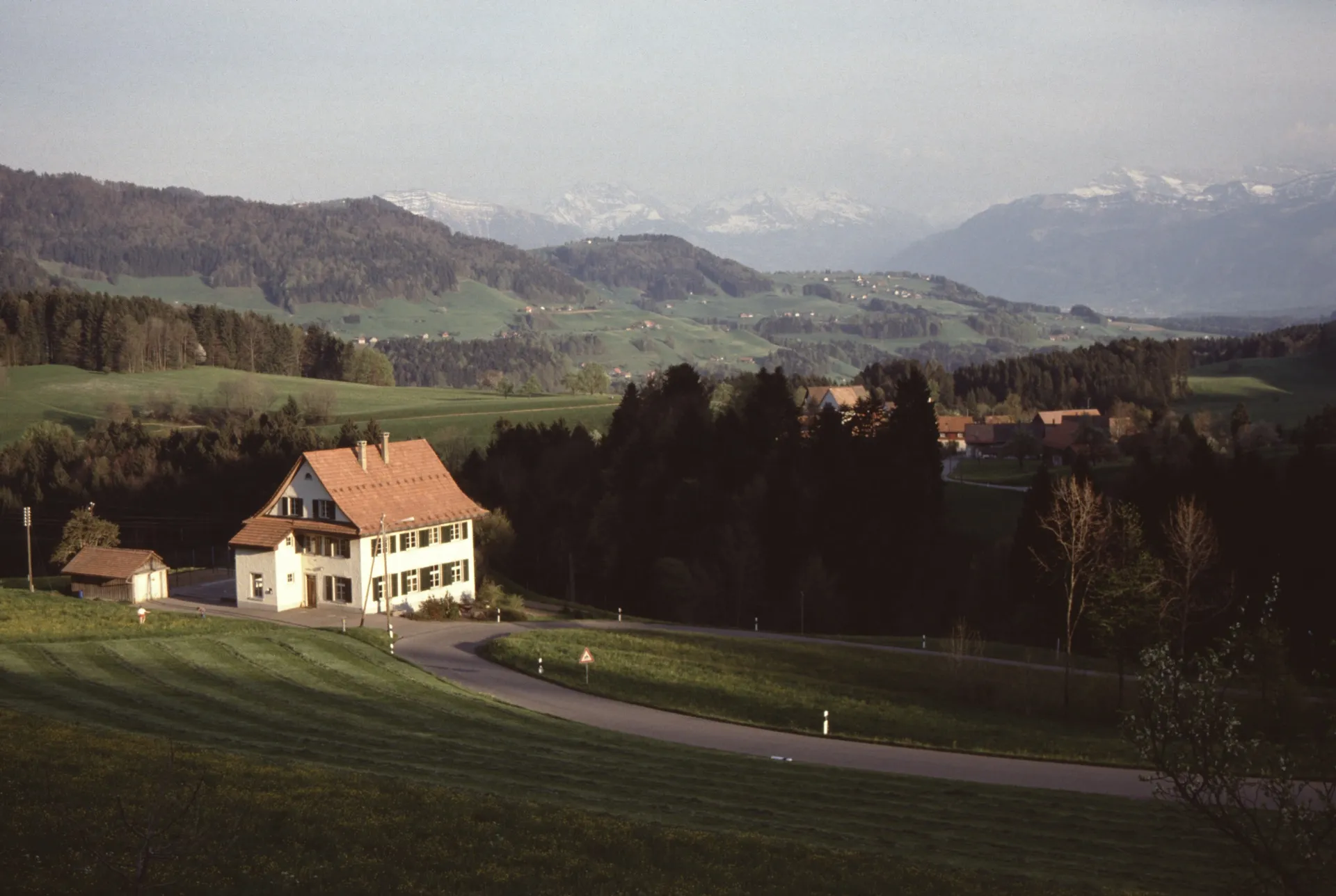 Photo showing: Ehemaliges Schulhaus in der Schulwacht Berg von Bäretswil